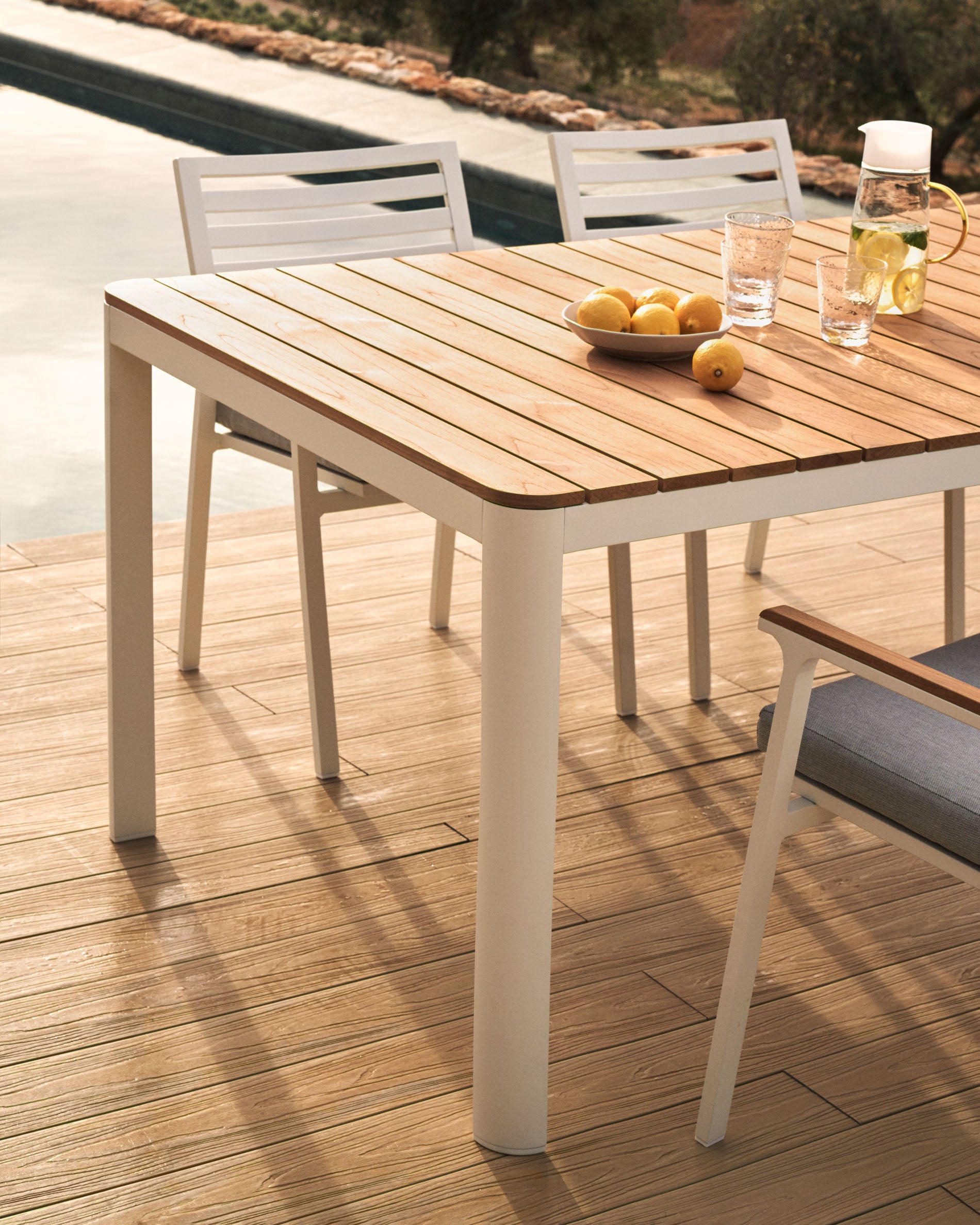 Bona aluminium and solid teak table, 100% outdoor suitable with white finish, 160 x 90 cm - Lifestyle