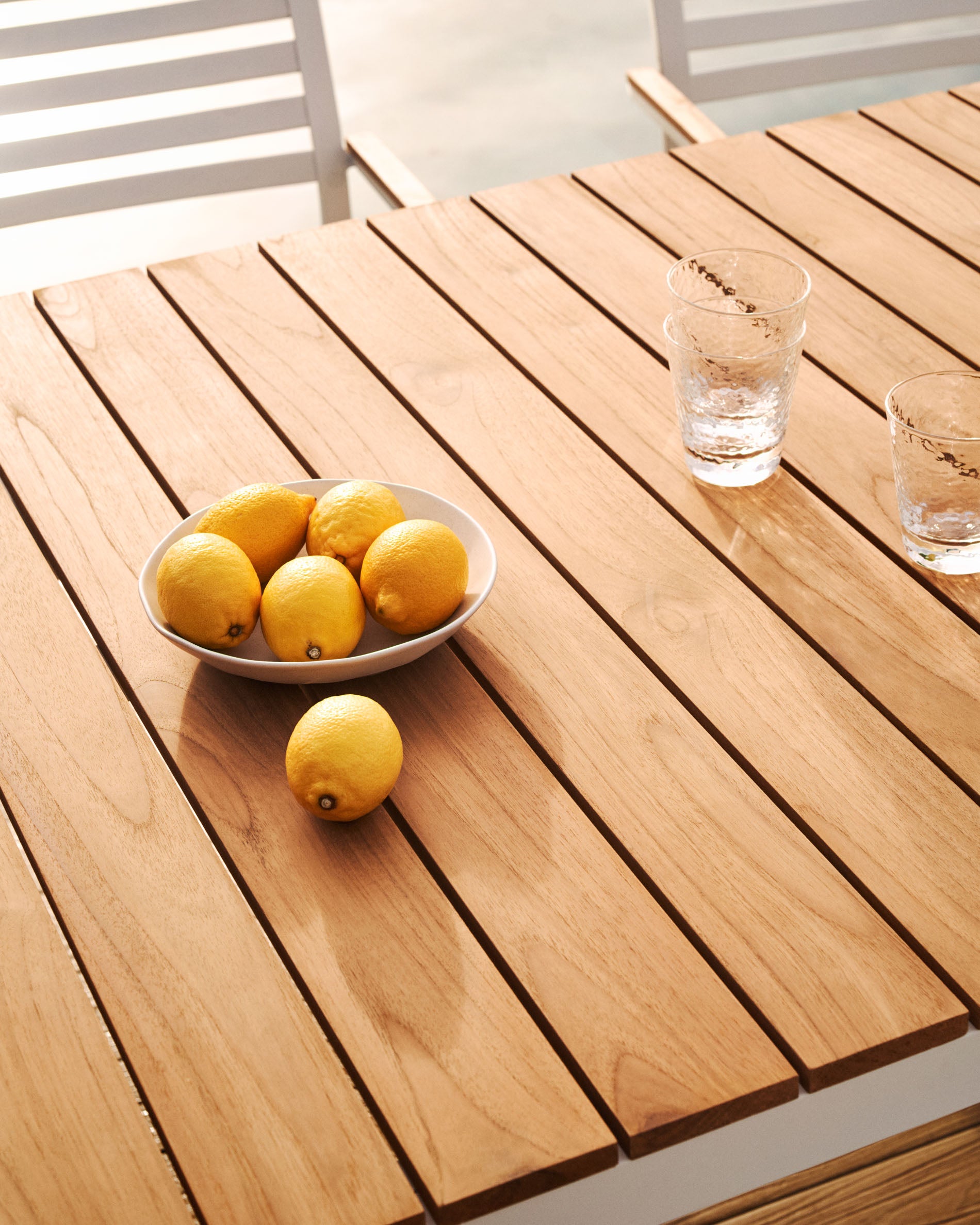 Bona aluminium and solid teak table, 100% outdoor suitable with white finish, 160 x 90 cm - Lifestyle