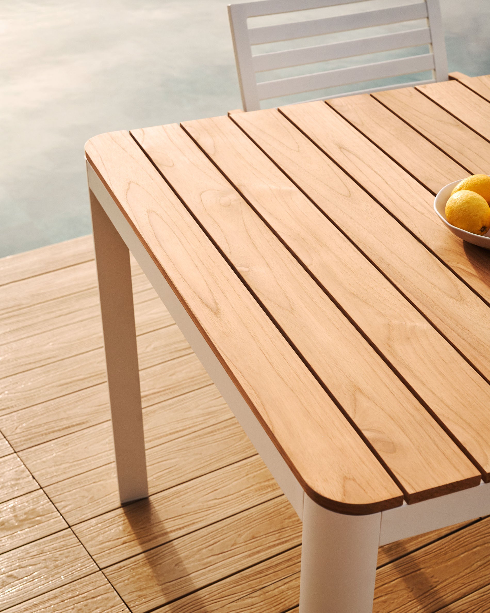 Bona aluminium and solid teak table, 100% outdoor suitable with white finish, 160 x 90 cm - Lifestyle