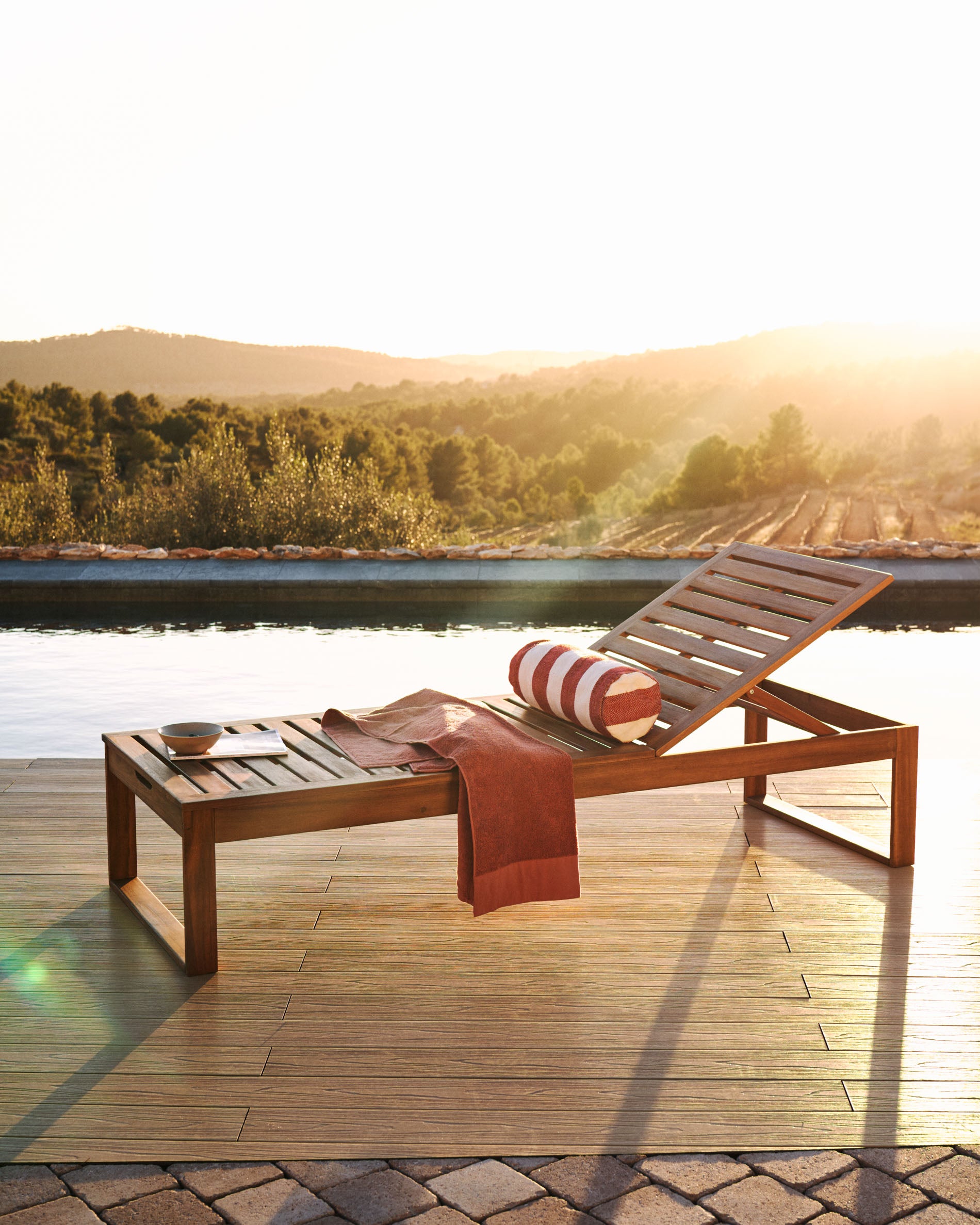 Sulamita outdoor sun lounger made from solid acacia wood FSC 100% - Lifestyle