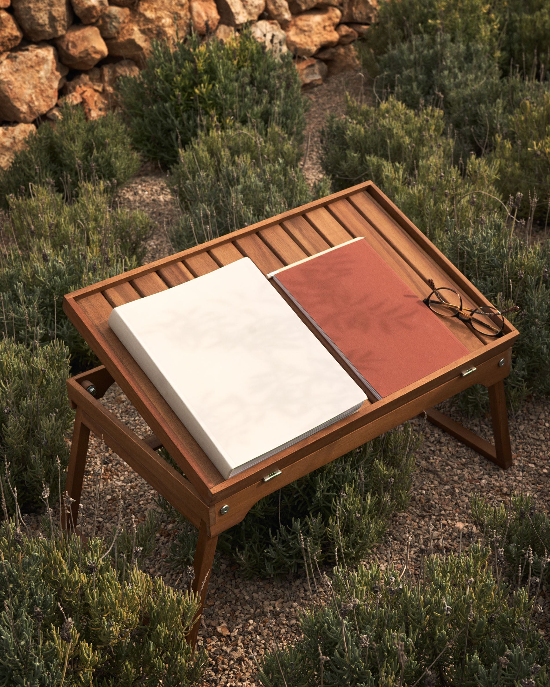 Mani folding tray made from solid acacia wood FSC 100% - Lifestyle