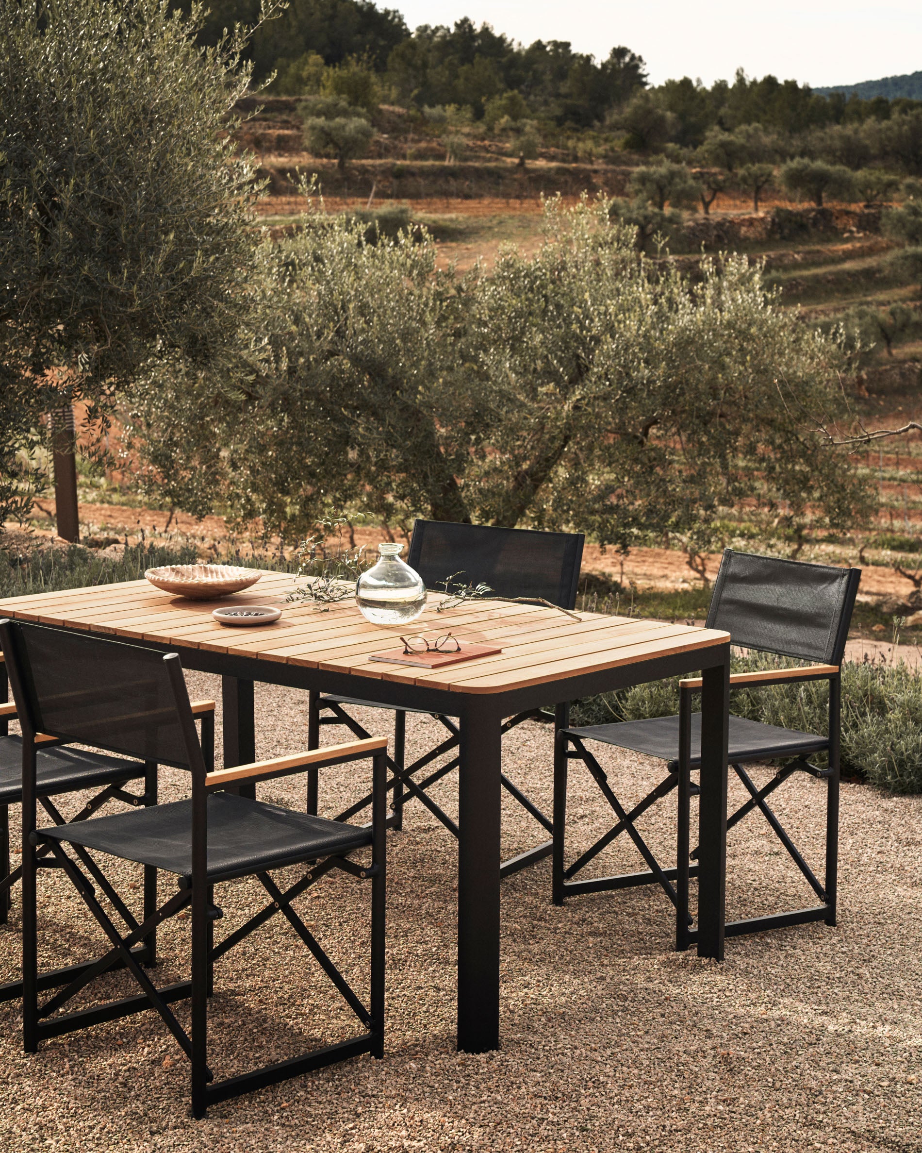 Bona aluminium and solid teak table, 100% outdoor suitable with black finish, 200 x 100 cm - Lifestyle