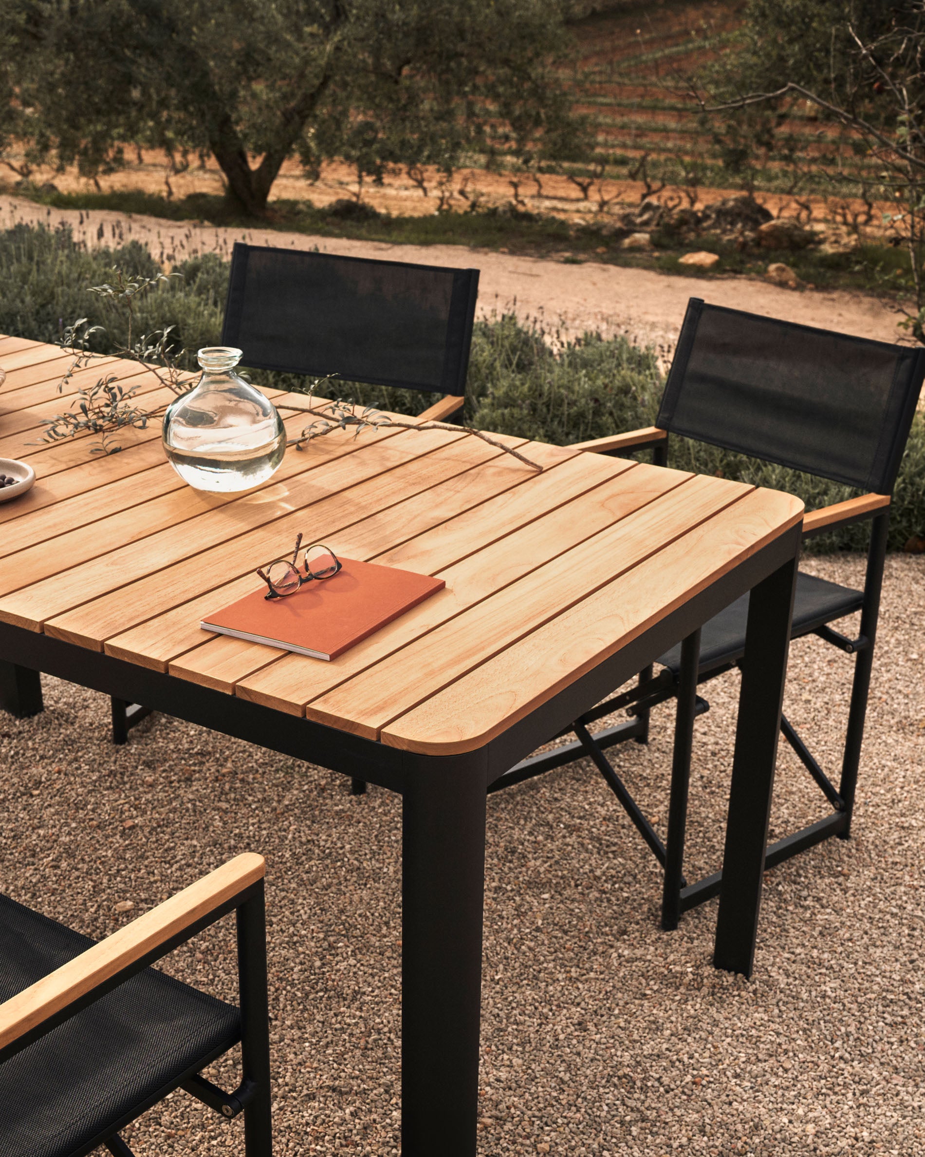 Bona aluminium and solid teak table, 100% outdoor suitable with black finish, 200 x 100 cm - Lifestyle