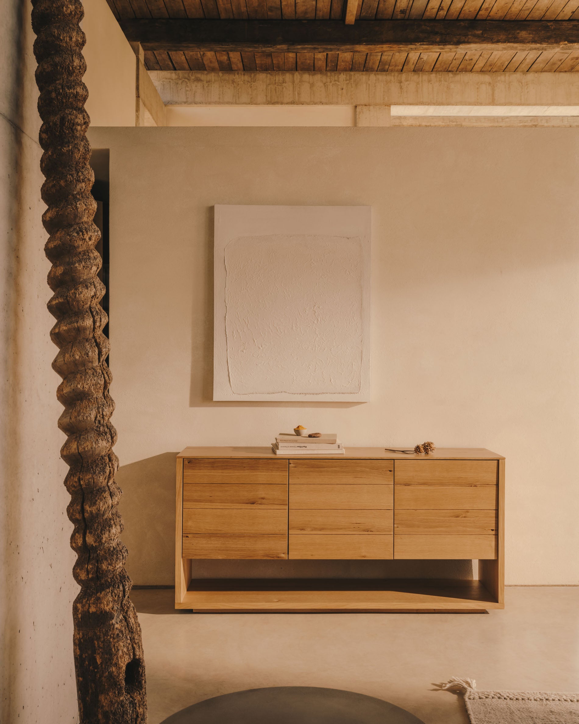 Alguema sideboard with 3 doors in oak veneer with natural finish, 151 x 73 cm - Lifestyle