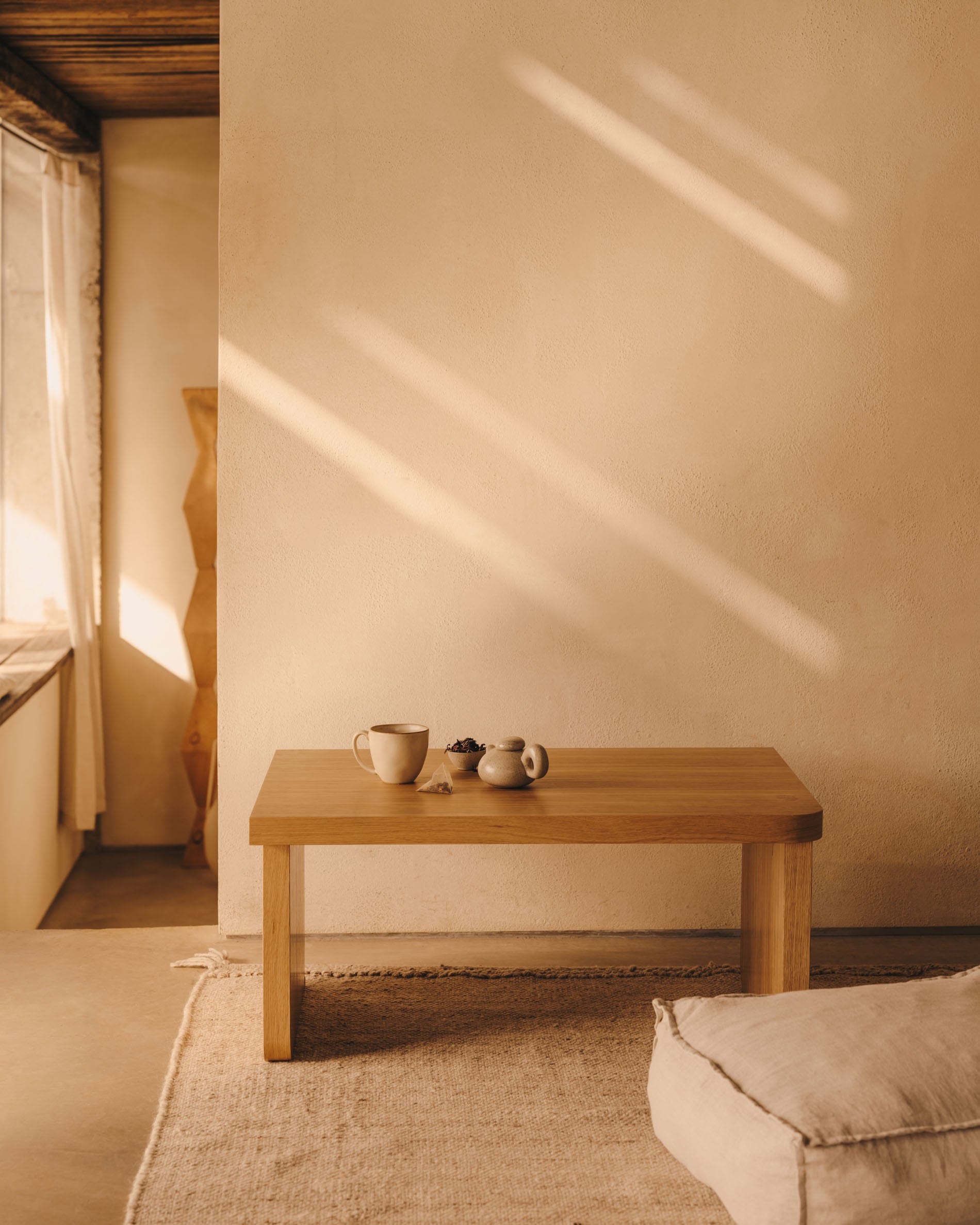 Oaq coffee table in oak wood veneer with natural finish, 89 x 62 cm FSC Mix Credit - Lifestyle