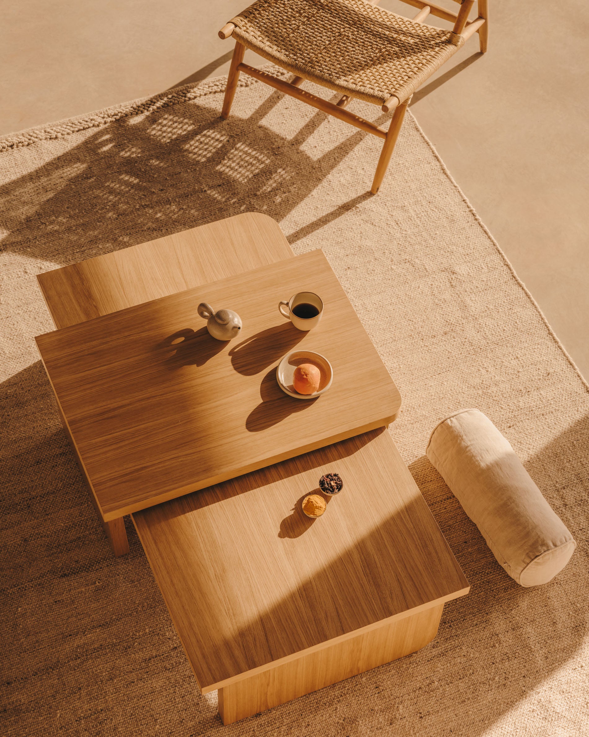 Oaq coffee table in oak wood veneer with natural finish, 89 x 62 cm FSC Mix Credit - Lifestyle