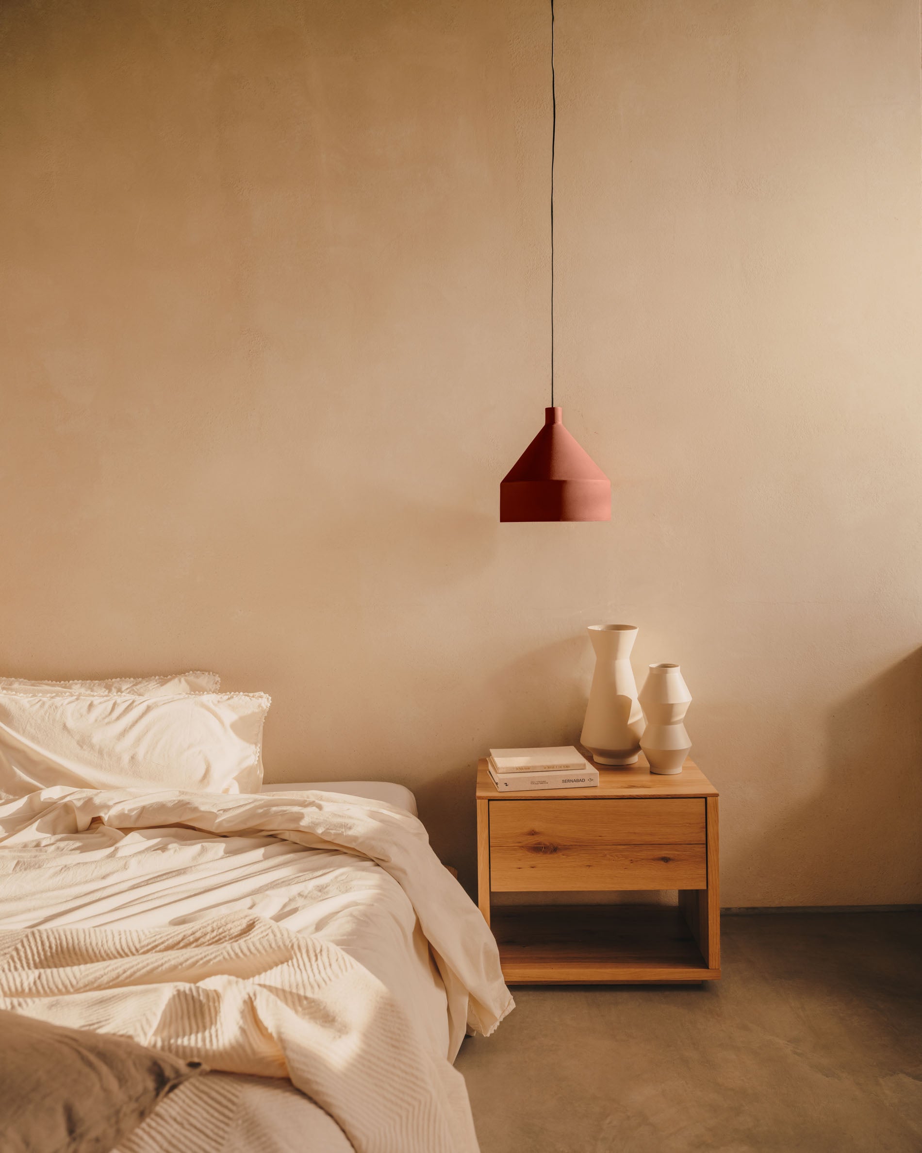 Alguema bedside table in oak wood veneer with natural finish, 60 x 50 cm - Lifestyle
