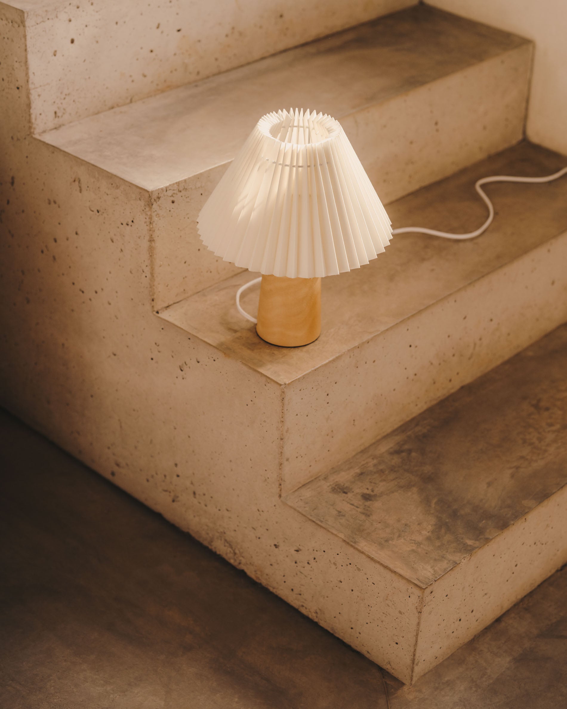 Benicarlo table lamp in wood with a natural, beige finish - Lifestyle