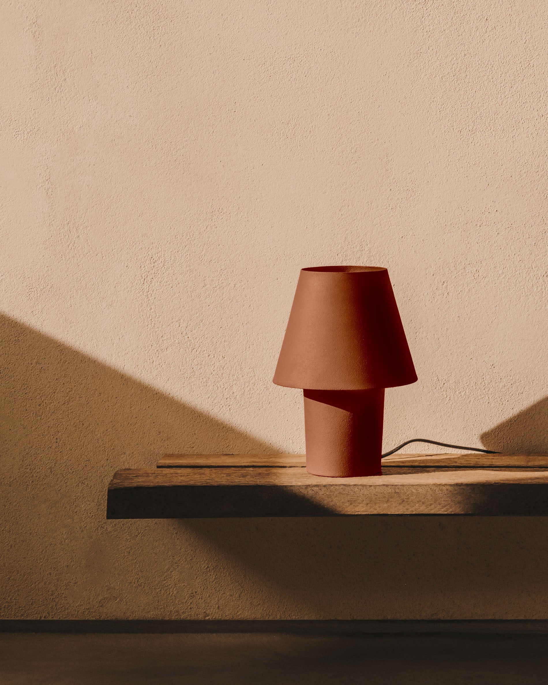 Canapost table lamp in metal with a terracotta painted finish - Lifestyle