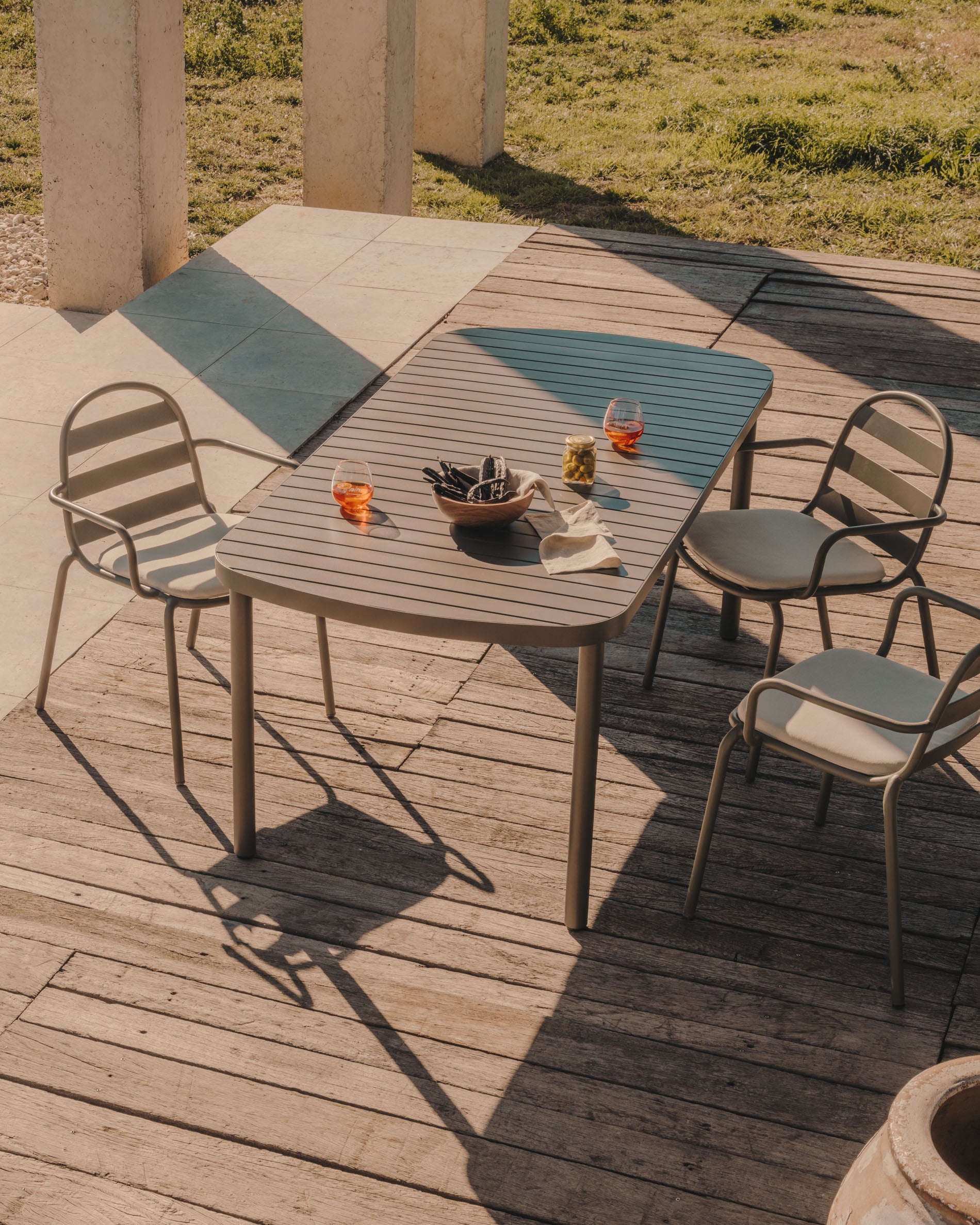 Joncols outdoor aluminium table with a powder coated grey finish, 180 x 90 cm - Lifestyle
