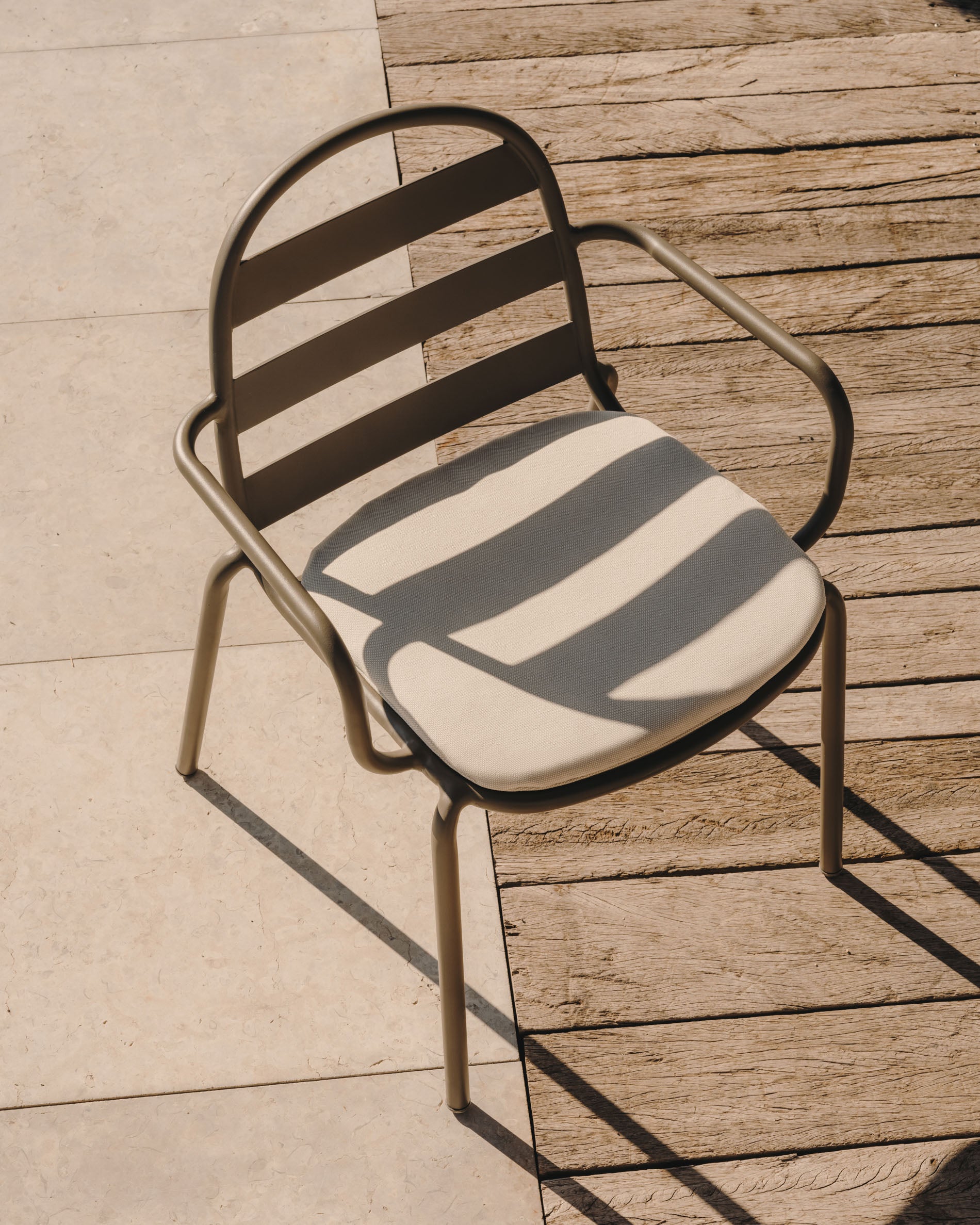 Joncols stackable outdoor aluminium chair with a powder coated green finish - Lifestyle