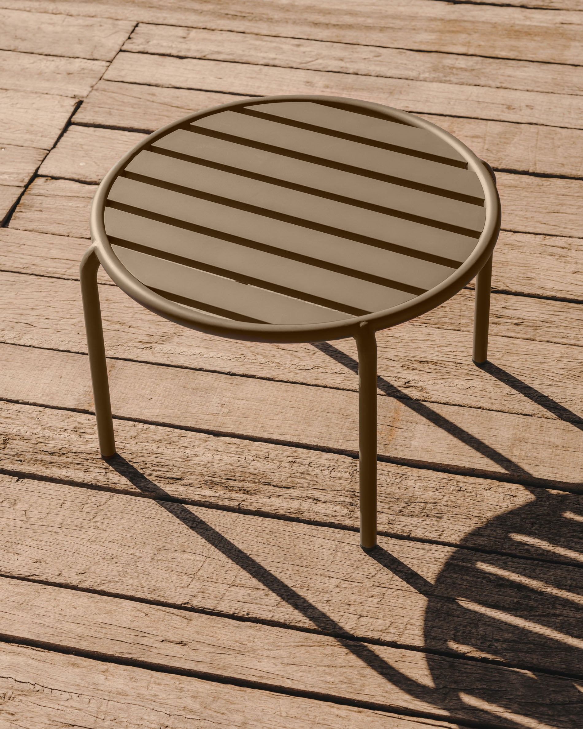 Joncols aluminium side table in powder coated grey finish, Ø 60 cm - Lifestyle