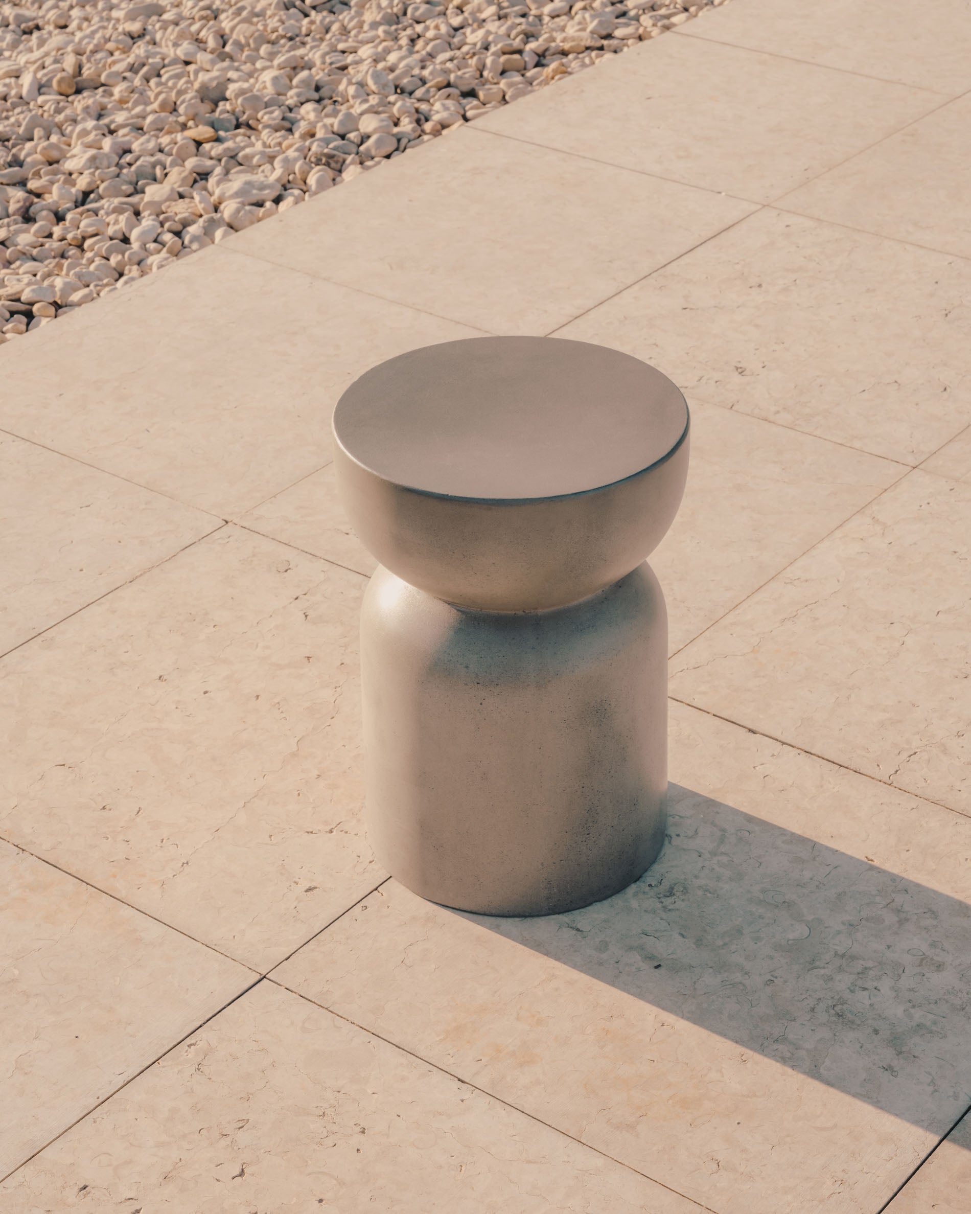 Garbet round cement side table, Ø 32 cm - Lifestyle