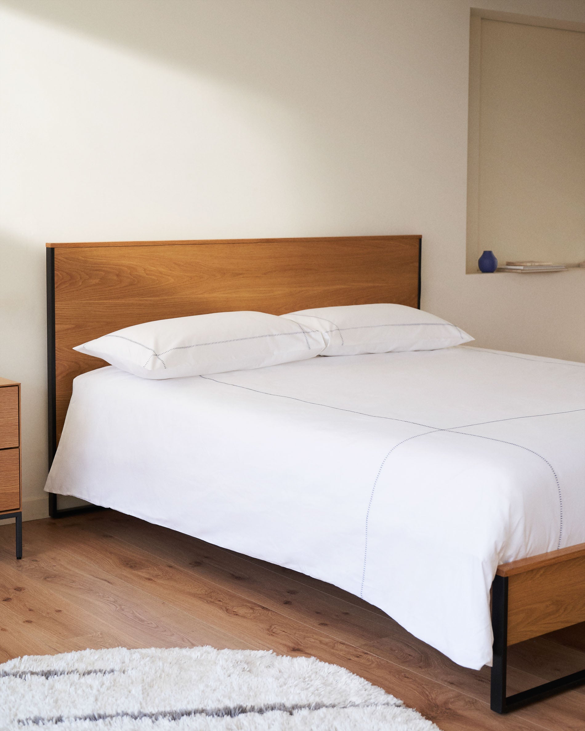 Taiana oak wood veneer bed with steel legs in a black finish, 160 x 200 cm - Lifestyle