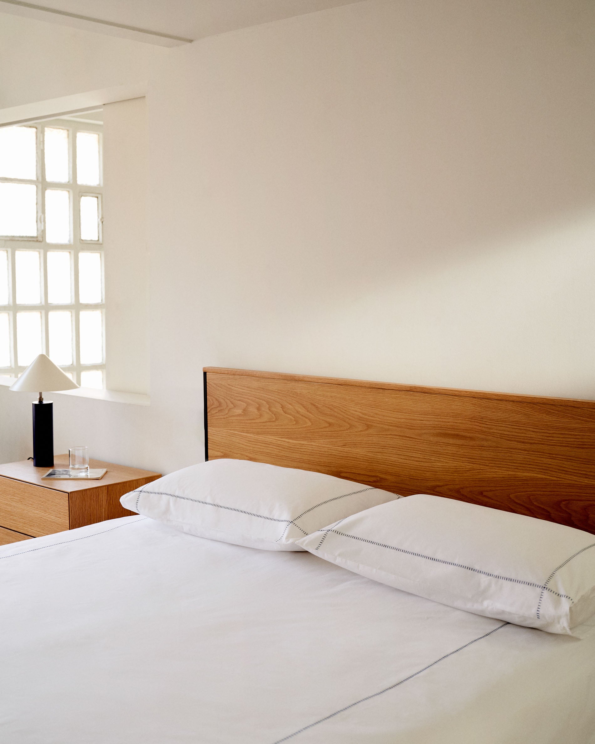 Taiana oak wood veneer headboard with steel legs in a painted black finish, 160 cm - Lifestyle