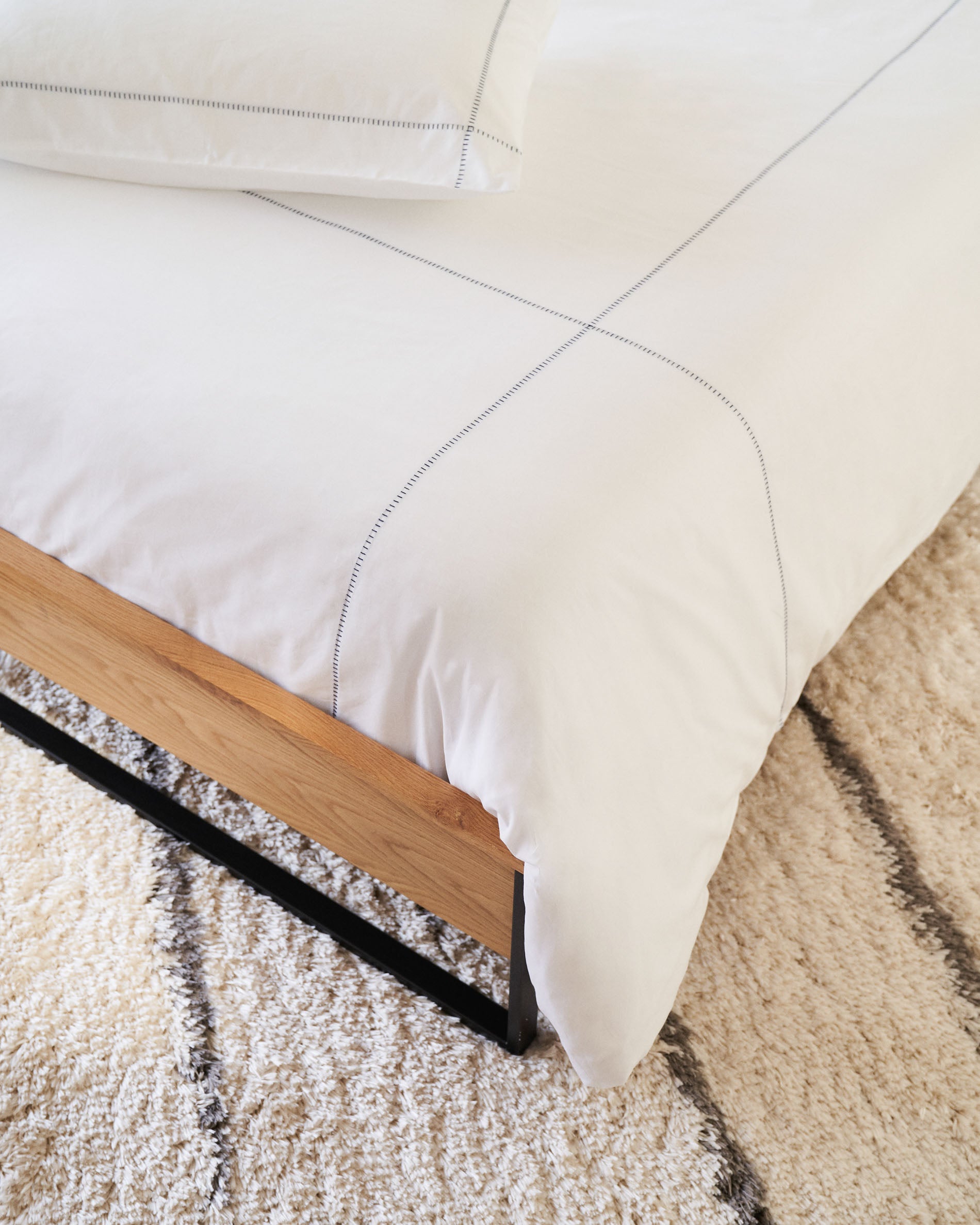 Taiana oak wood veneer bed with steel legs in a black finish, 90 x 190 cm - Lifestyle