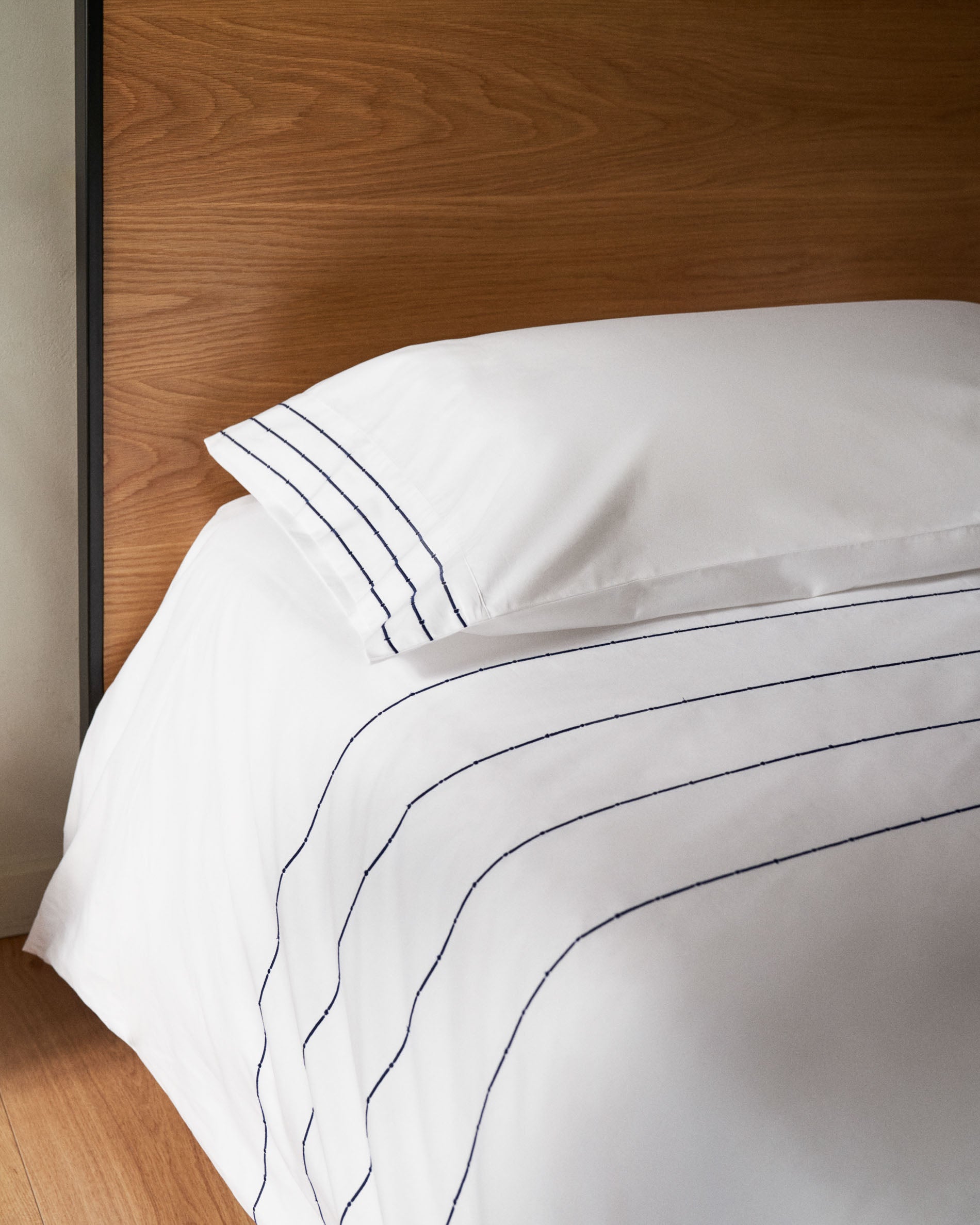 Taiana oak wood veneer bed with steel legs in a black finish, 90 x 190 cm - Lifestyle