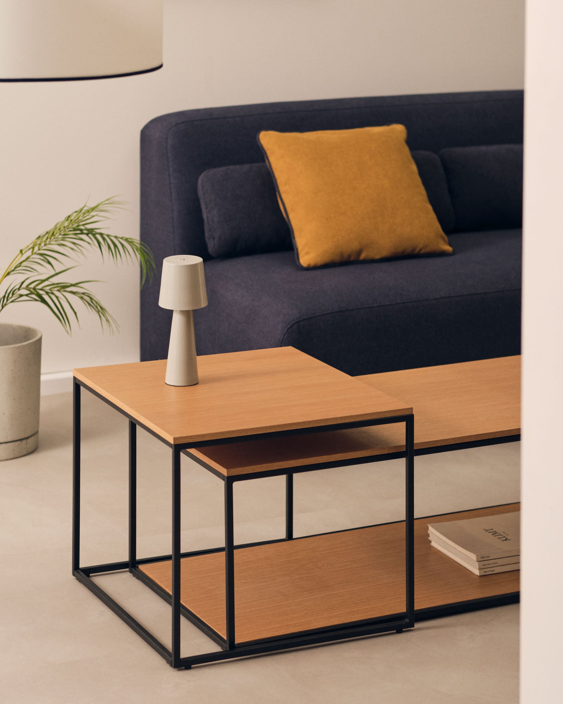Yoana set of 2 nesting coffee tables with oak wood veneer & black painted metal structure - Lifestyle