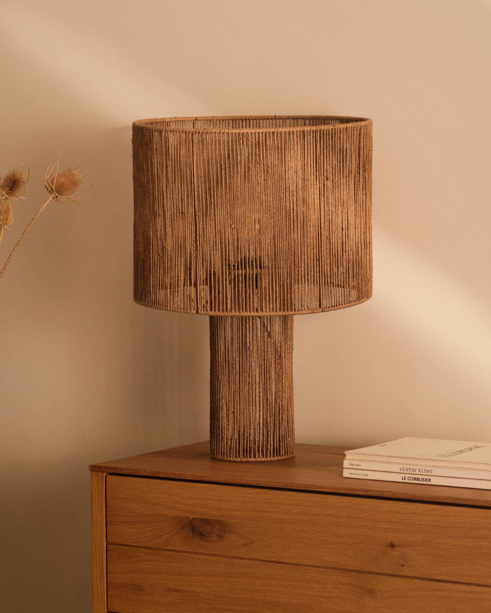 Pontos table lamp in jute with a natural finish - Lifestyle