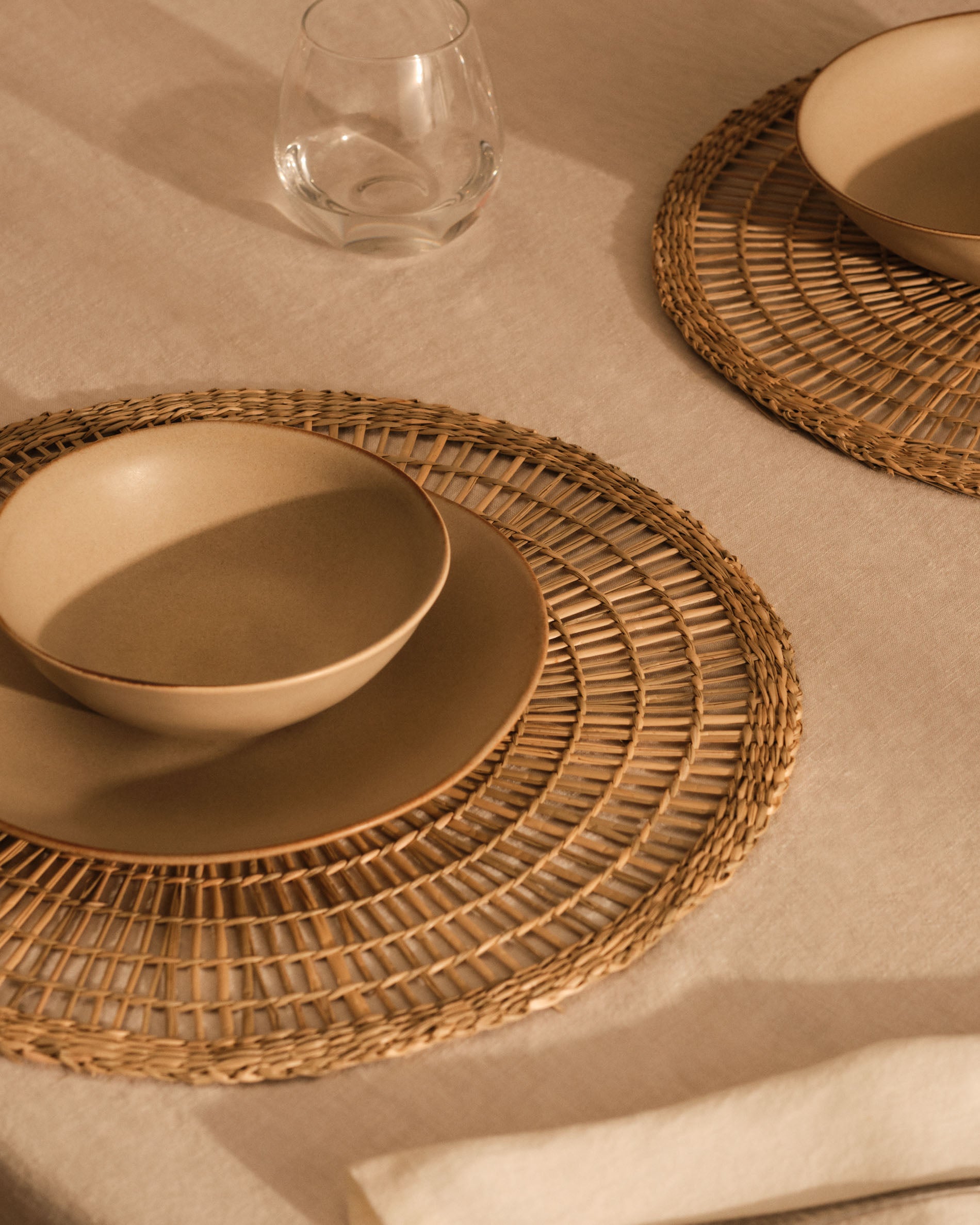 Palau set of 2 round placements made of natural fibers in a natural finish, 38 x 38 cm - Lifestyle