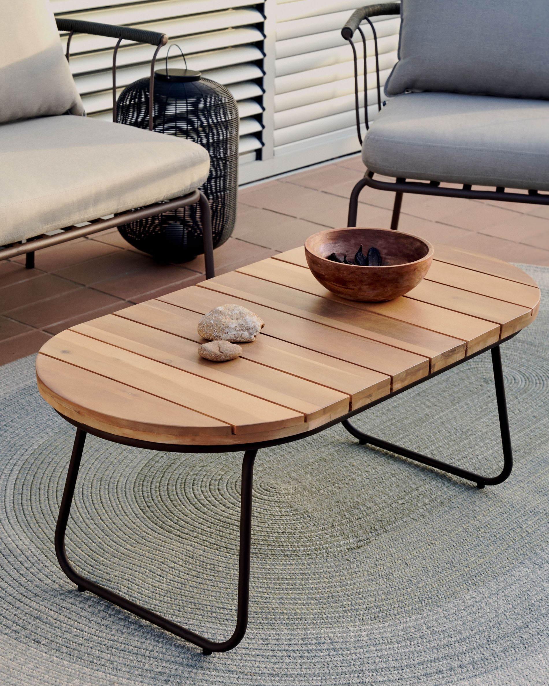Salguer outdoor coffee table in solid acacia & brown steel, Ø 100 x 50 cm FSC 100% - Lifestyle