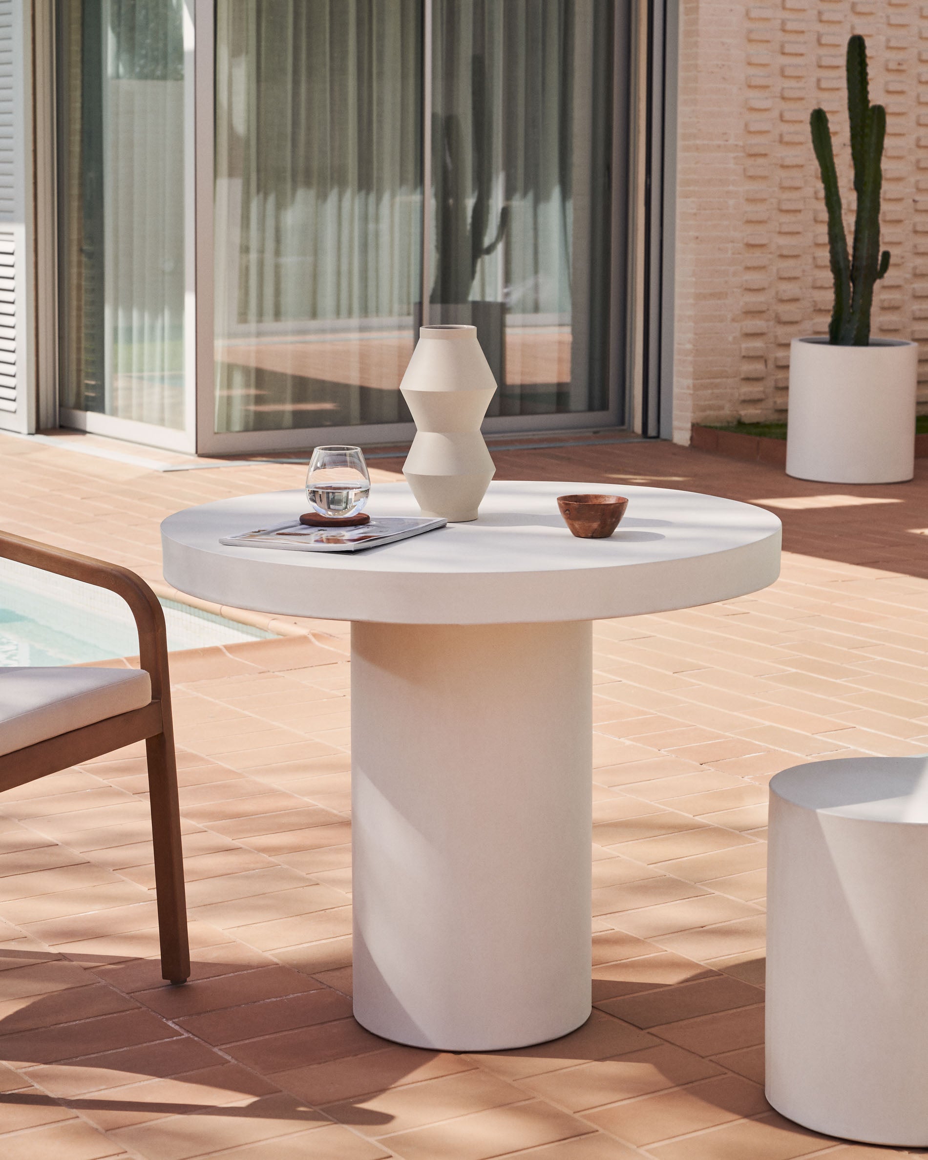 Aiguablava round table in white cement, Ø 90 cm - Lifestyle