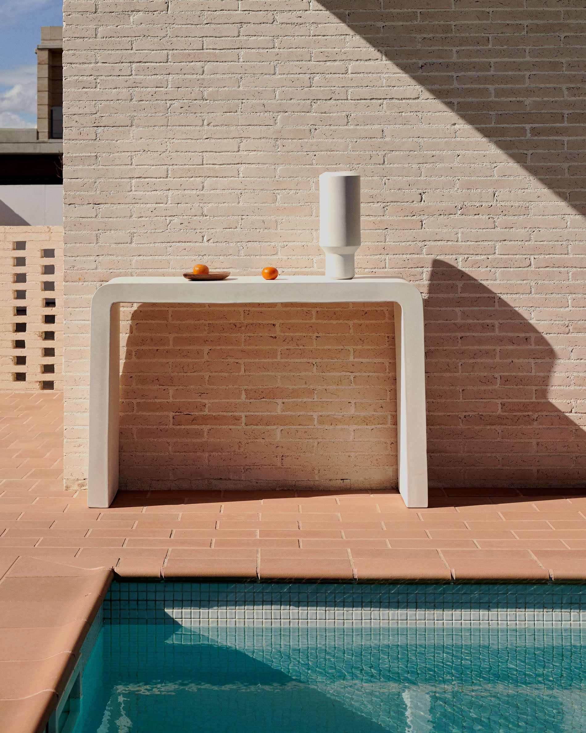 Aiguablava console in white cement, 120 x 80 cm - Lifestyle