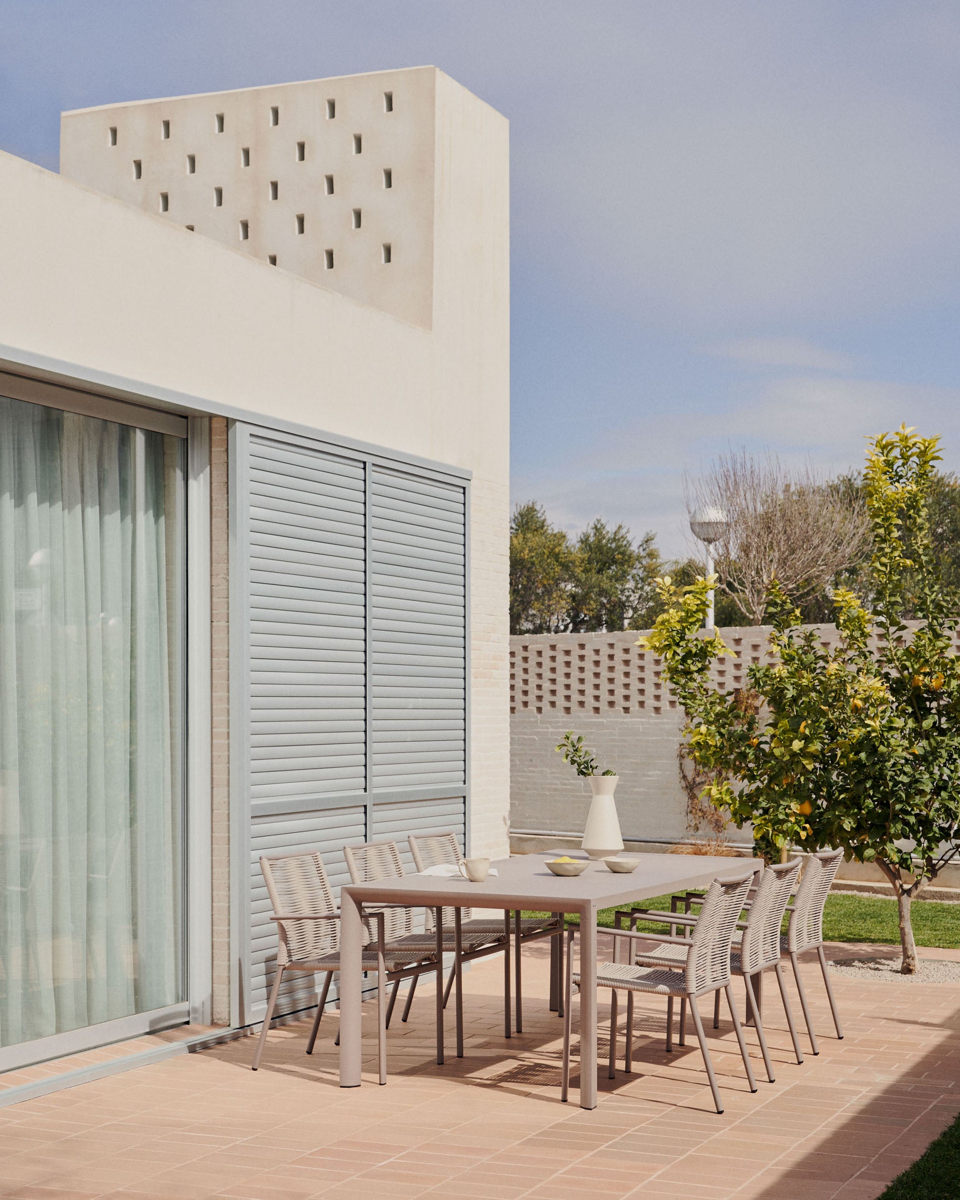 Culip aluminium outdoor table in powder coated brown finish, 180 x 90 cm - Lifestyle
