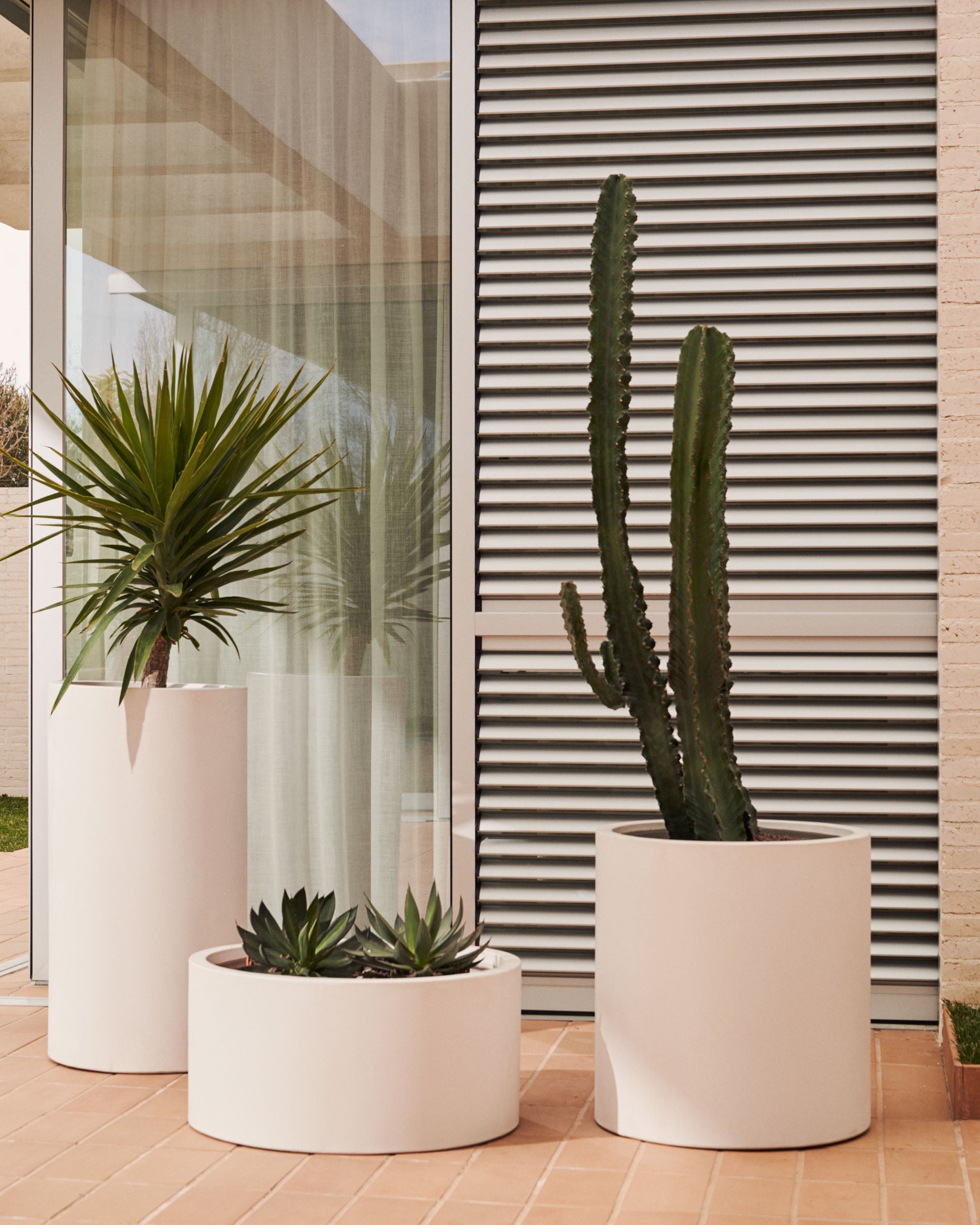 Aiguablava plant pot in white cement, Ø 52 cm - Lifestyle