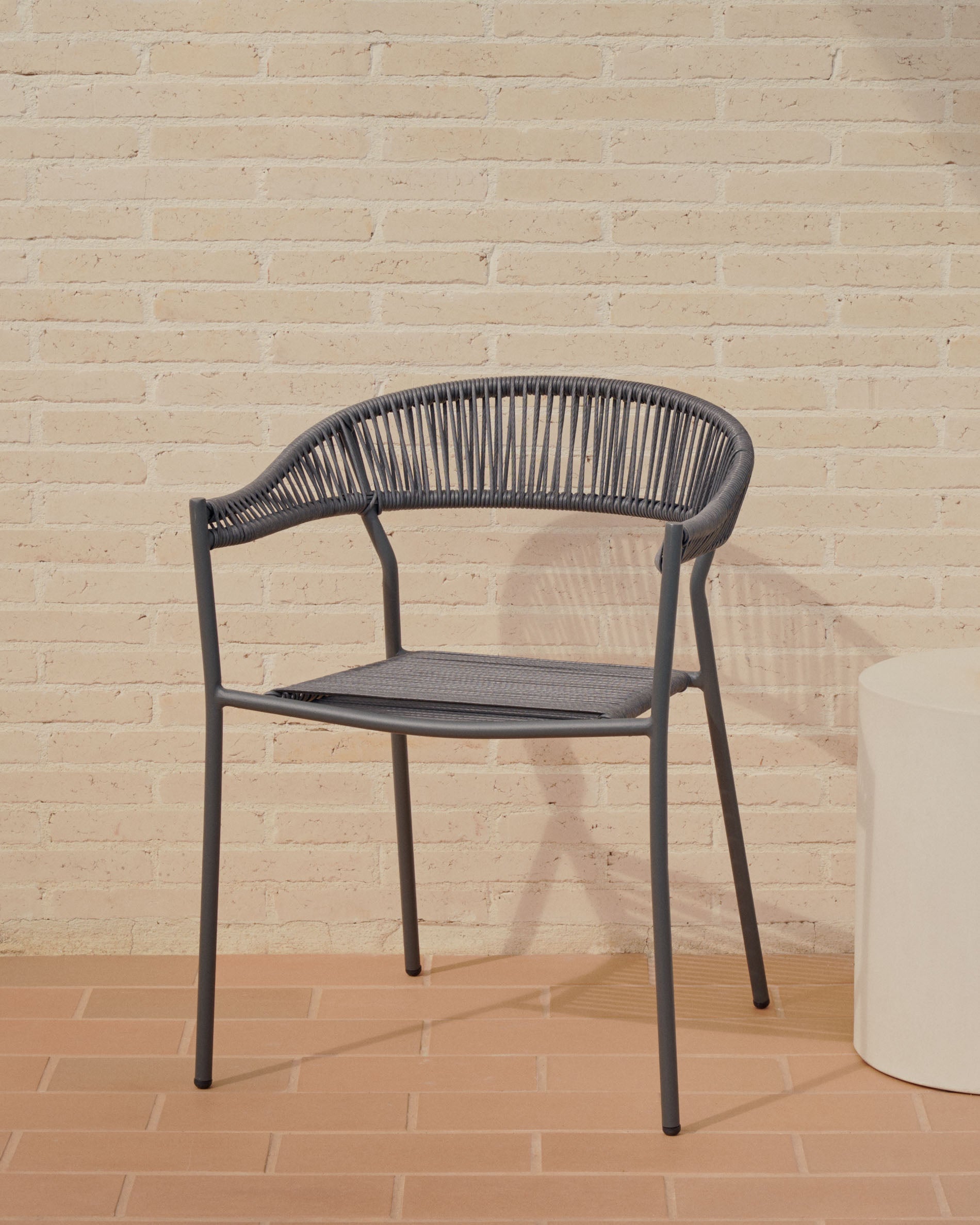 Futadera stackable outdoor chair in grey synthetic cord and grey painted steel - Lifestyle
