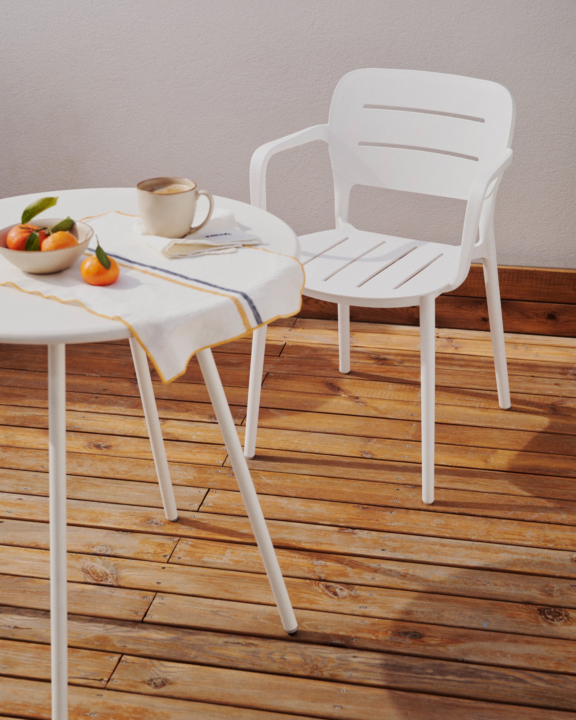 Montjoi round outdoor table in steel with a white finish, Ø 70 cm - Lifestyle