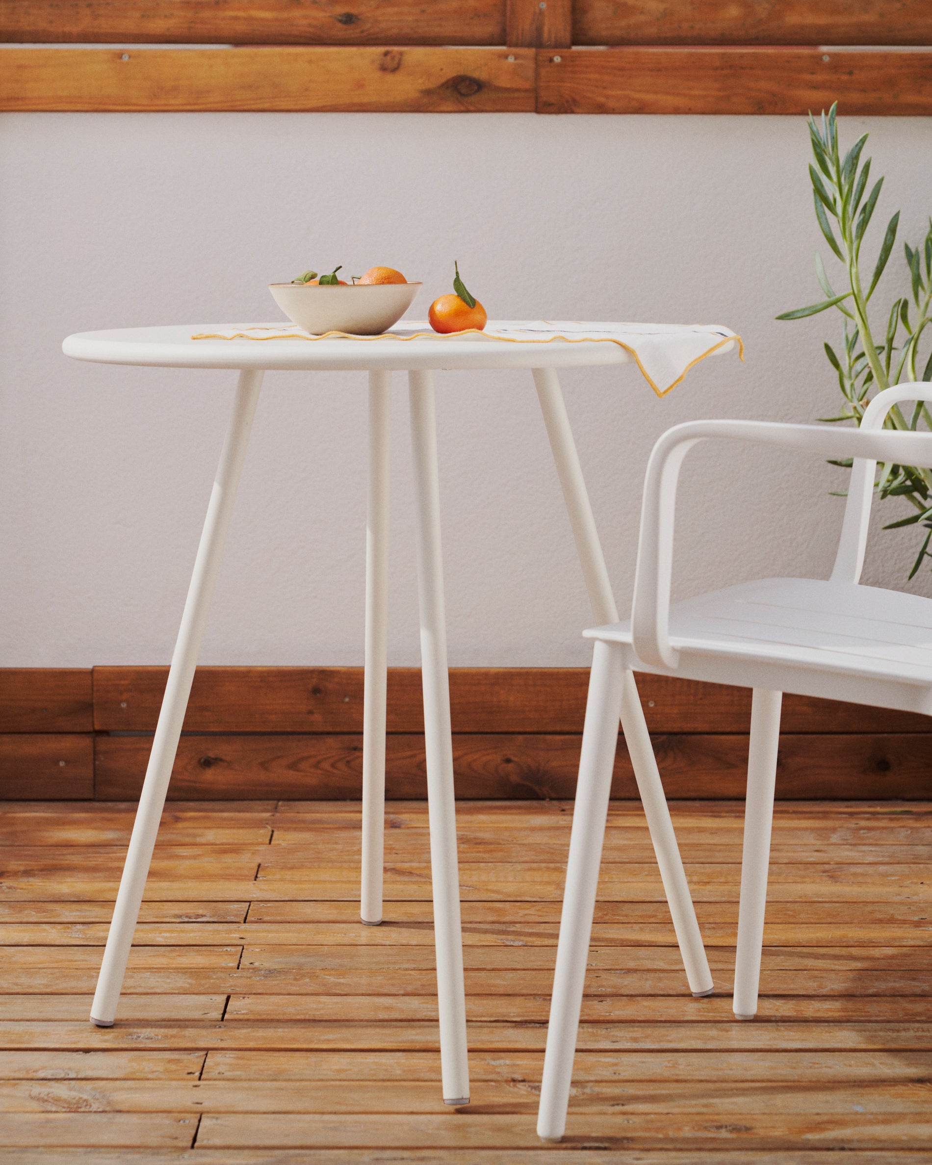 Montjoi round outdoor table in steel with a white finish, Ø 70 cm - Lifestyle