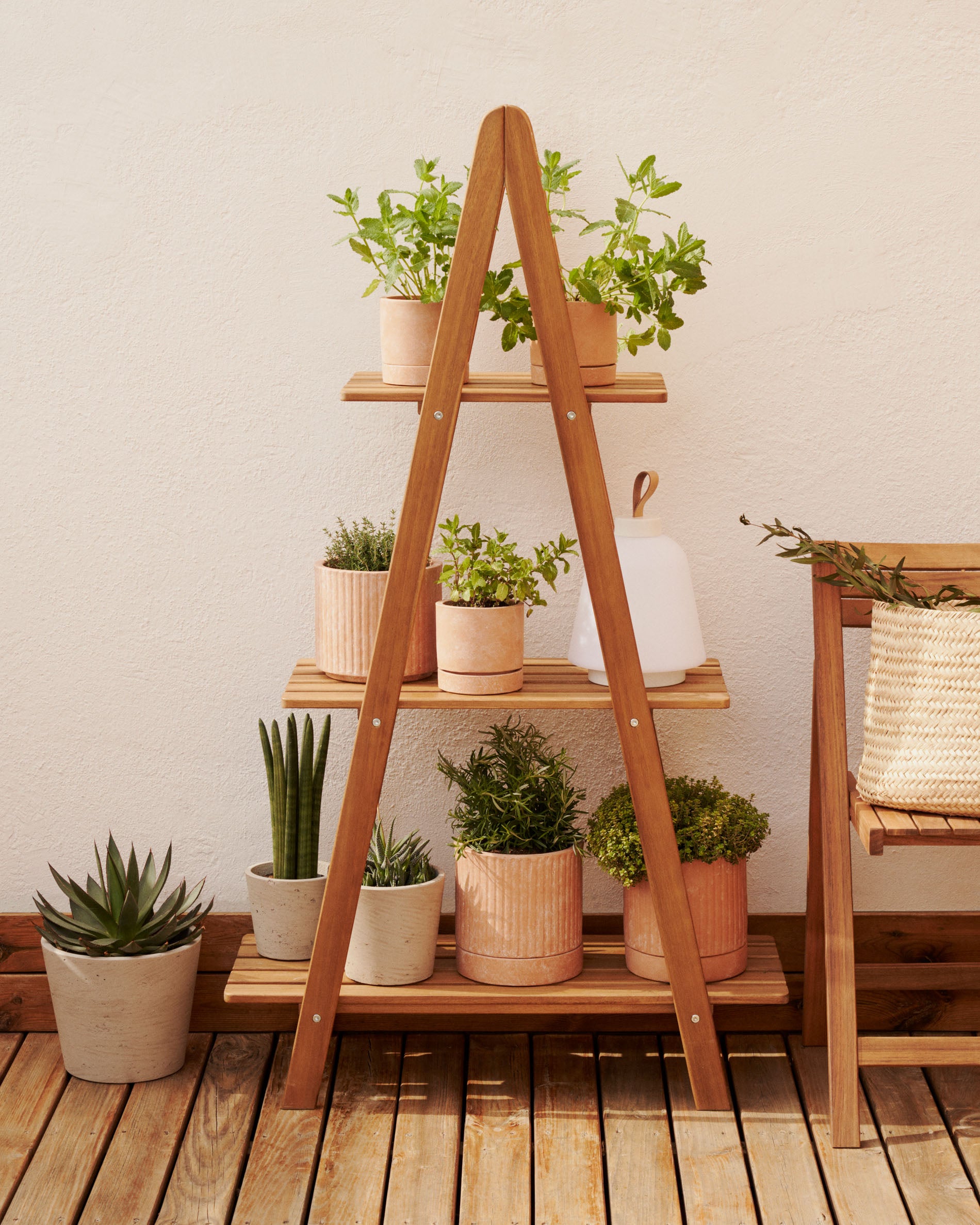 Victora outdoor shelving unit made from solid acacia wood, 80 x 140 cm FSC 100% - Lifestyle