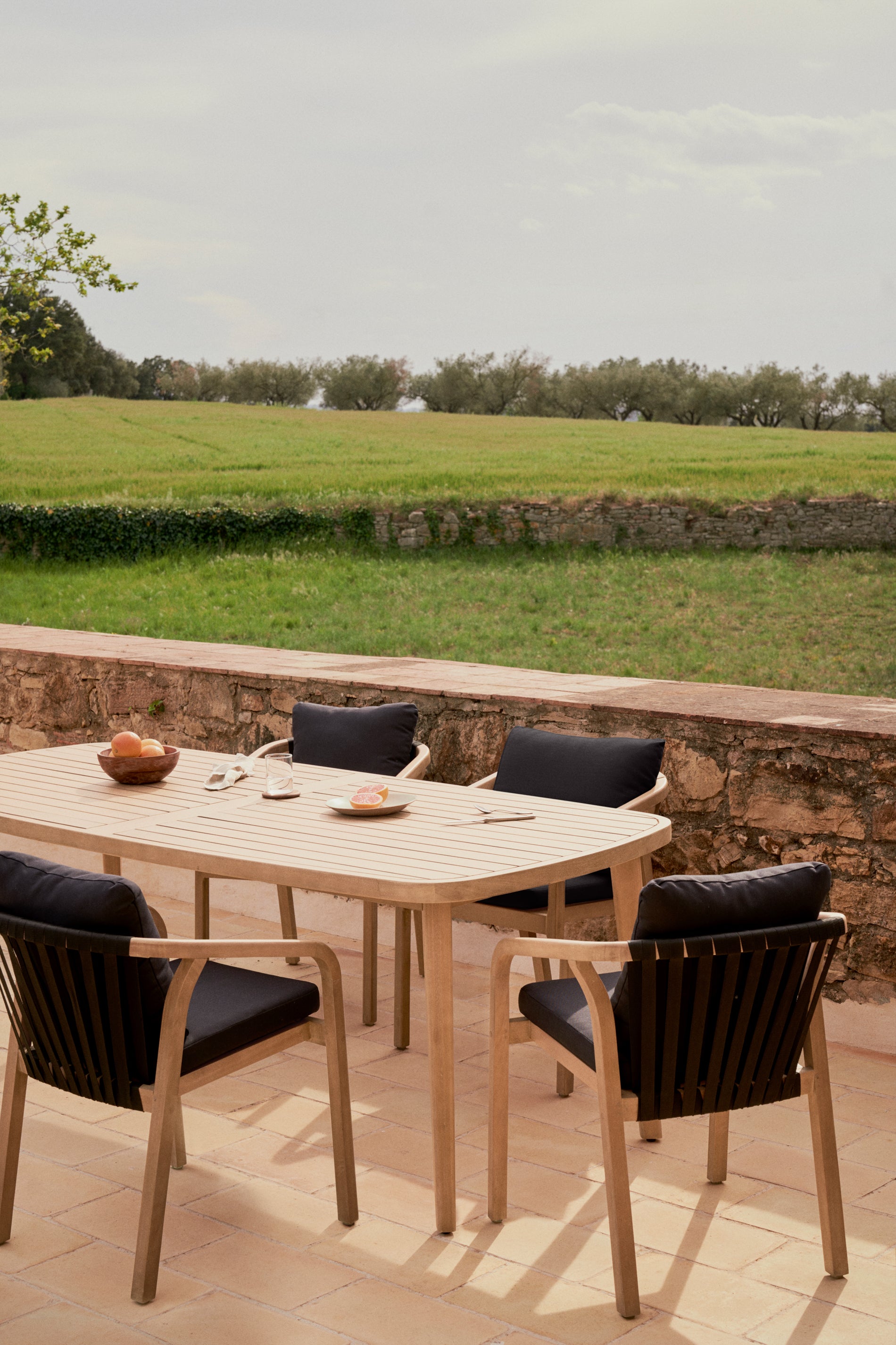 Maset 100% outdoor suitable table in solid eucalyptus wood, 225 x 100 cm, FSC - Lifestyle