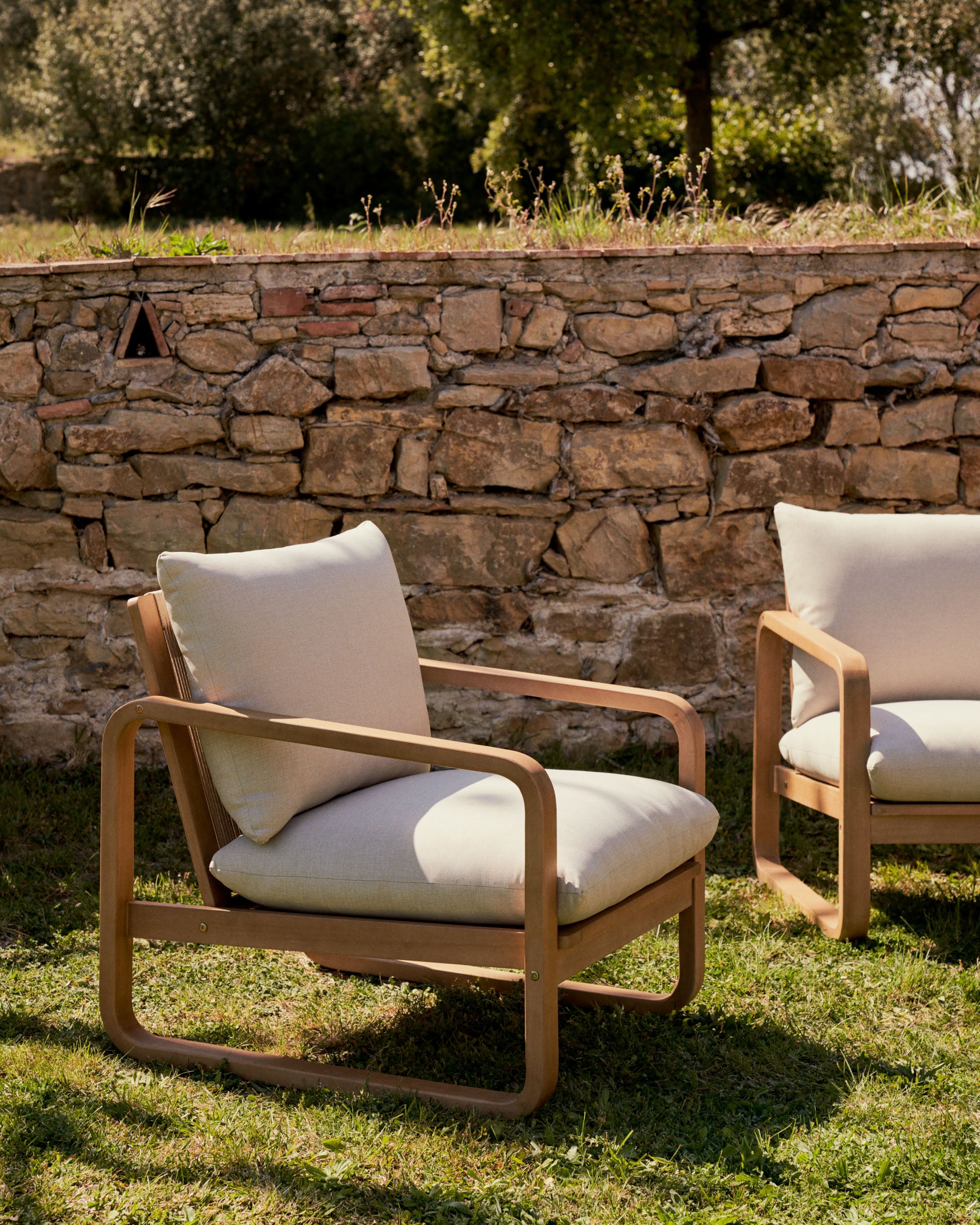 Sacaleta solid eucalyptus wood armchair - Lifestyle