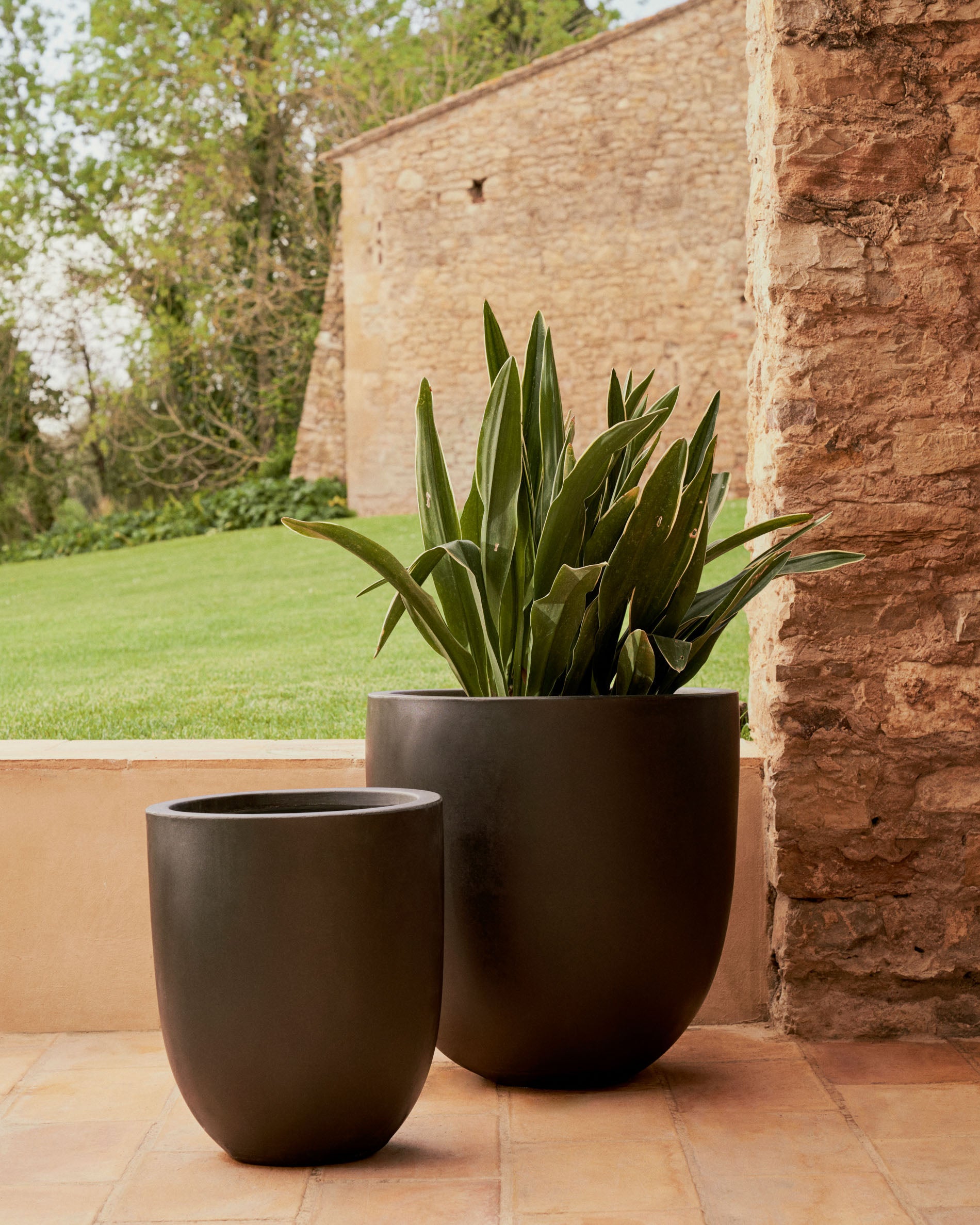 Aiguablava plant pot in black cement, Ø 39 cm - Lifestyle