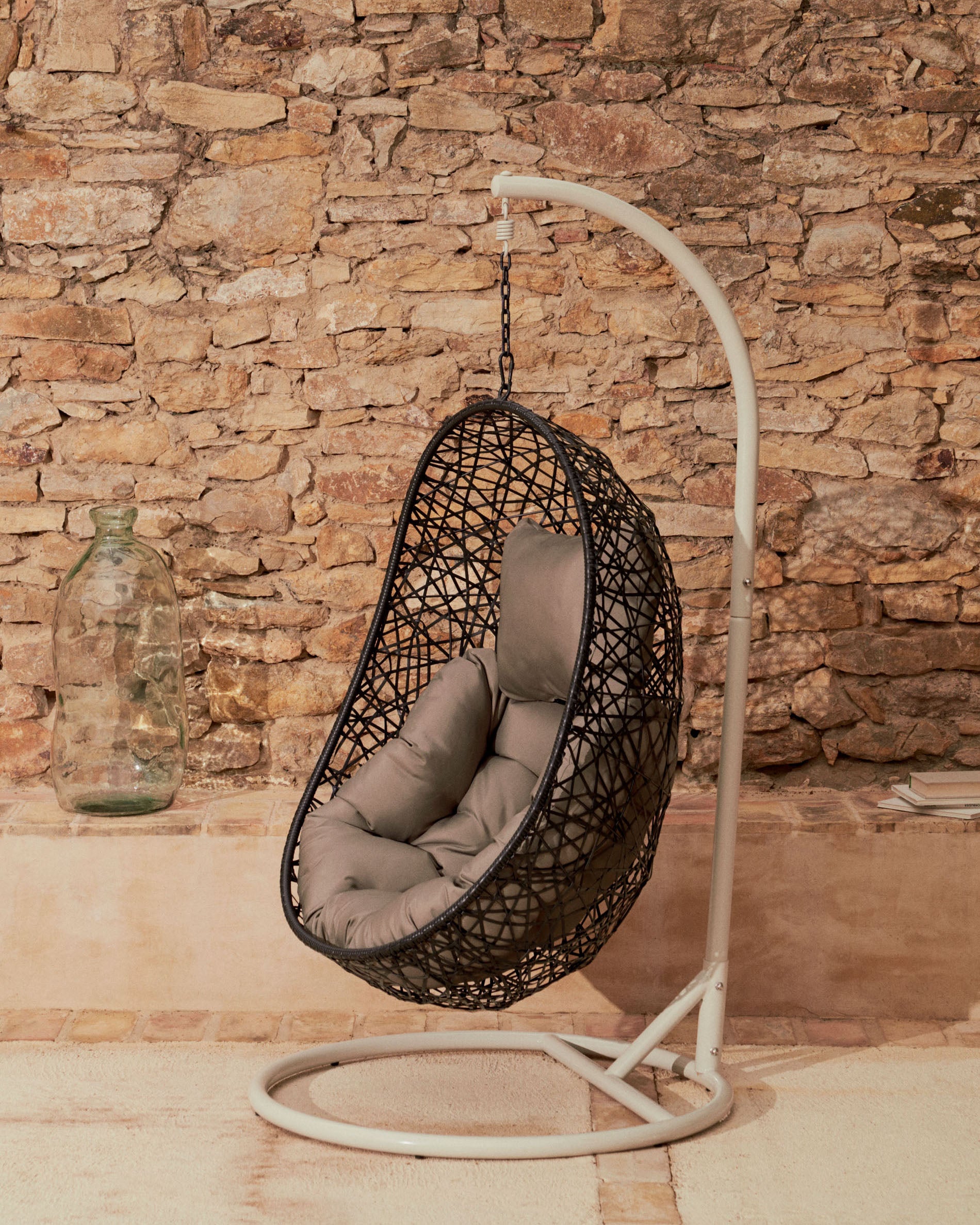 Pendant armchair with light grey Florina dark grey base - Lifestyle