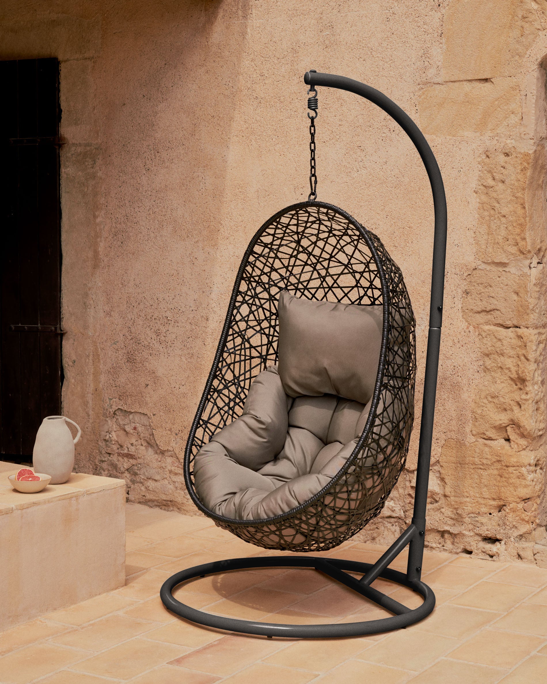 Hanging armchair with dark grey Florina brown feet - Lifestyle