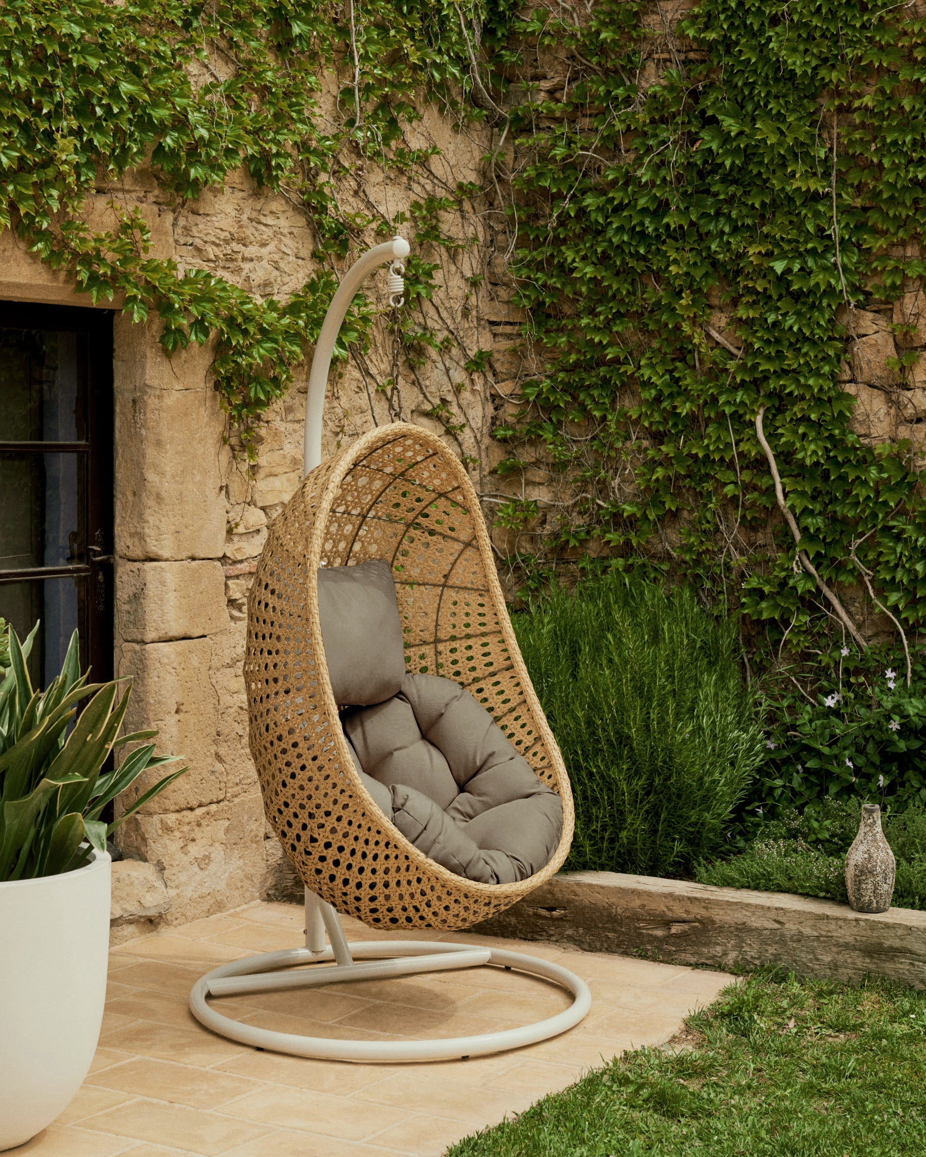 Cira light grey hanging armchair with natural finish - Lifestyle