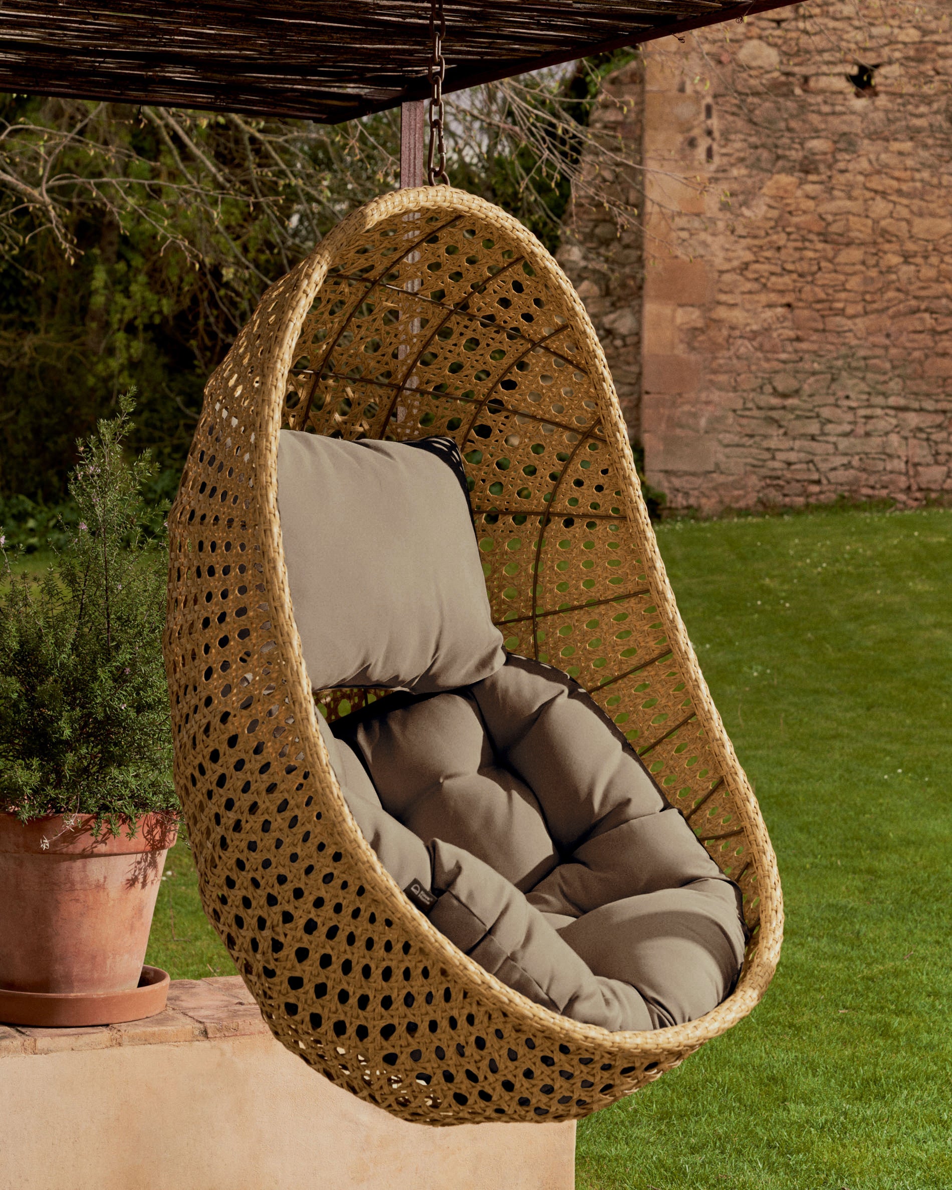 Cira hanging chair with natural finish - Lifestyle