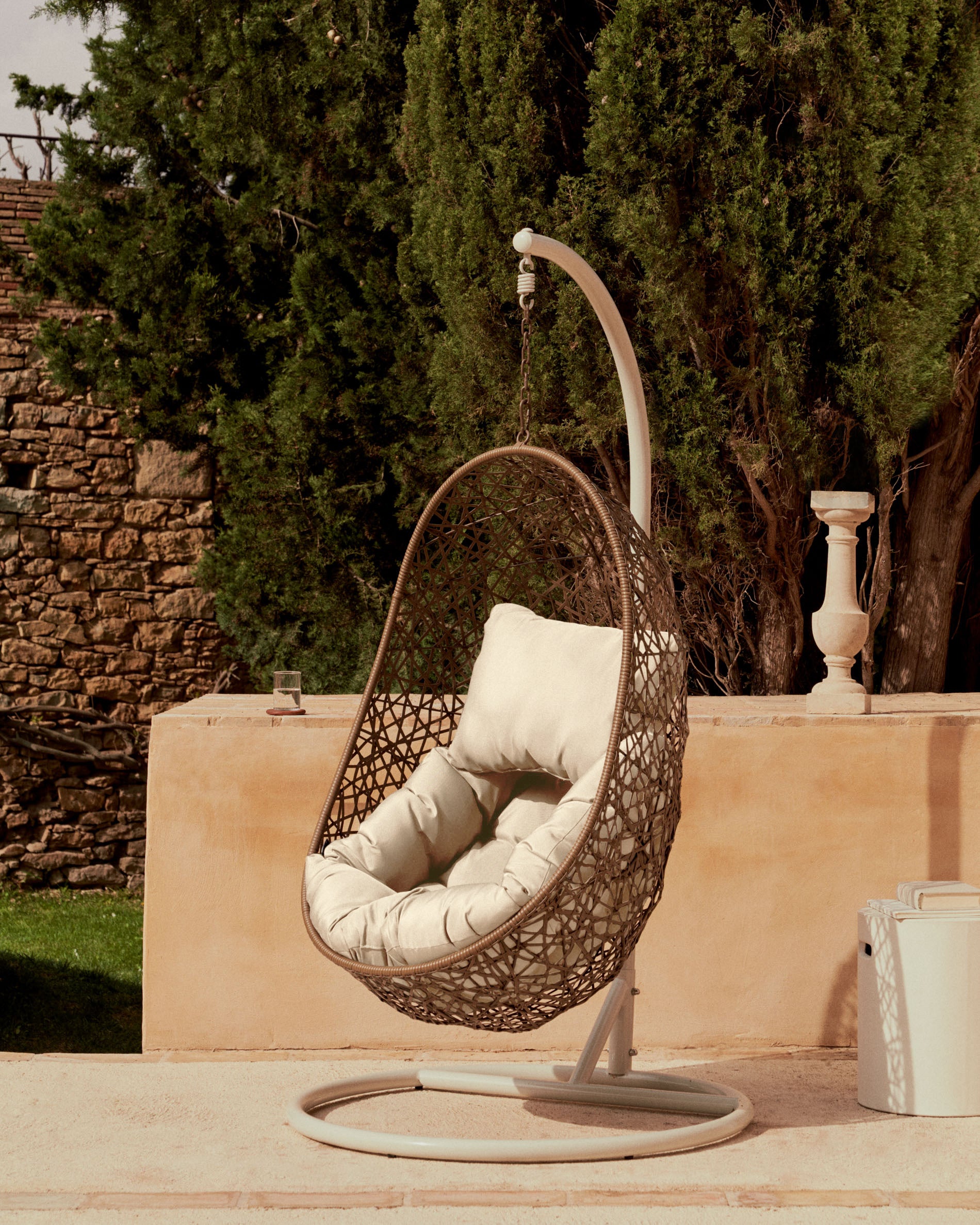 Hanging armchair with light grey Florina brown feet - Lifestyle