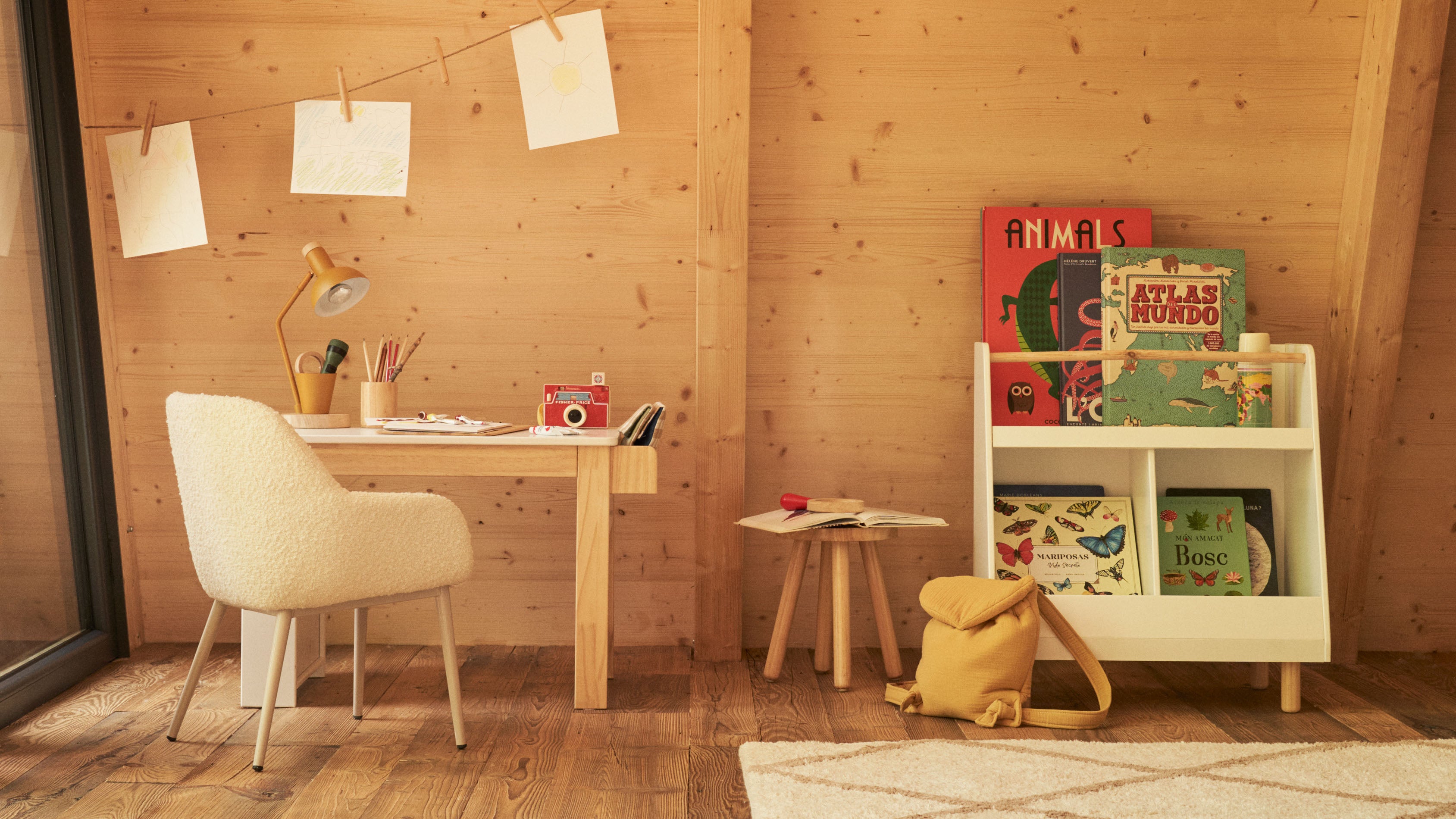 Serwa bookcase in white MDF with solid pine legs and bar - Lifestyle