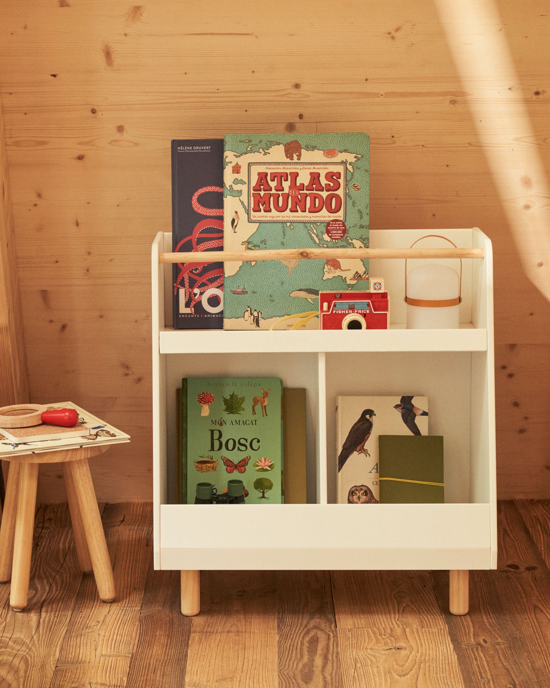 Serwa bookcase in white MDF with solid pine legs and bar - Lifestyle