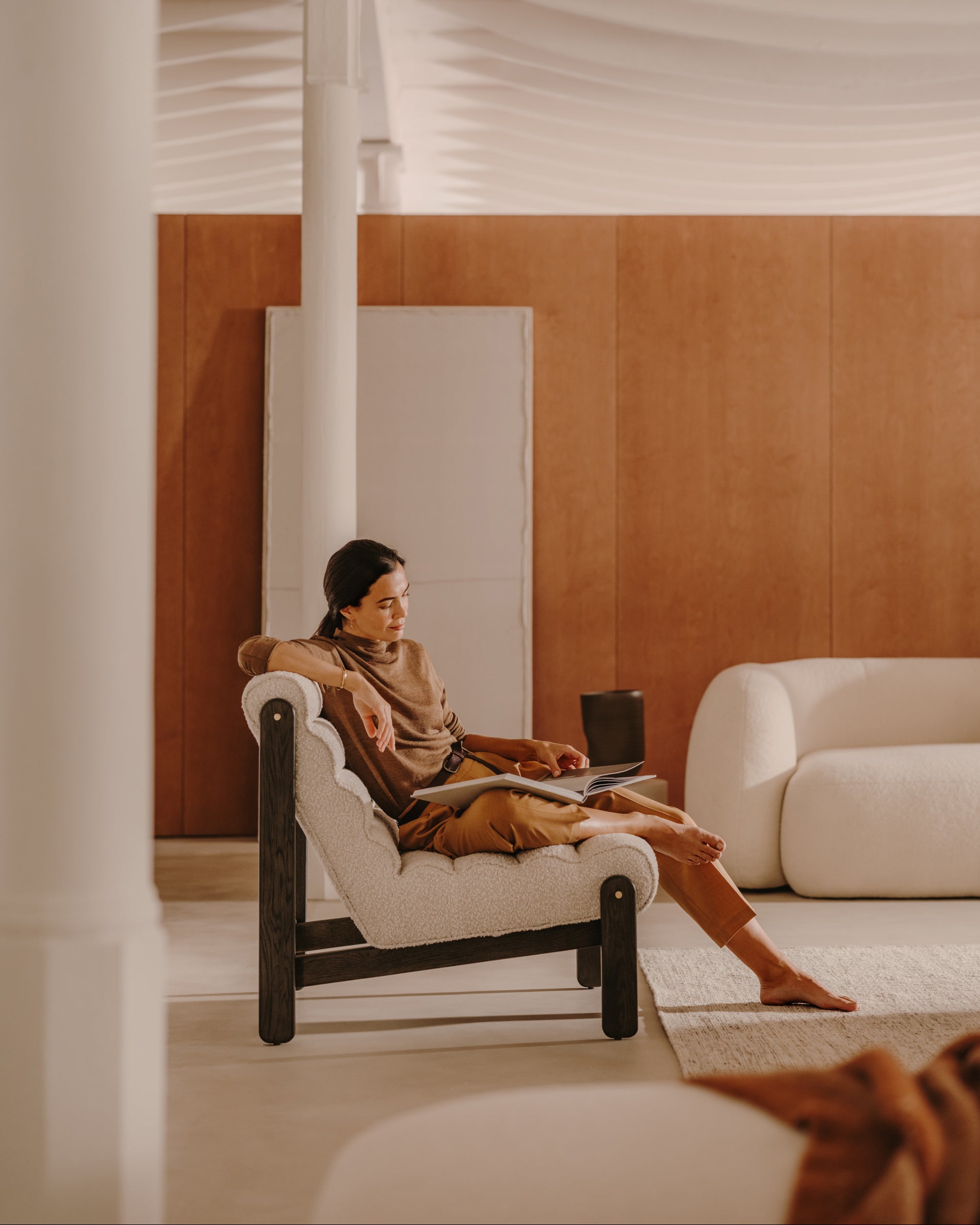 Magira armchair in white bouclé and solid oak wood with a dark finish - Lifestyle