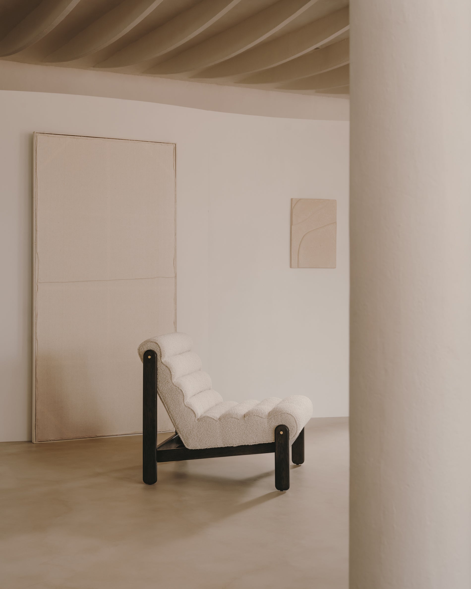 Magira armchair in white bouclé and solid oak wood with a dark finish - Lifestyle