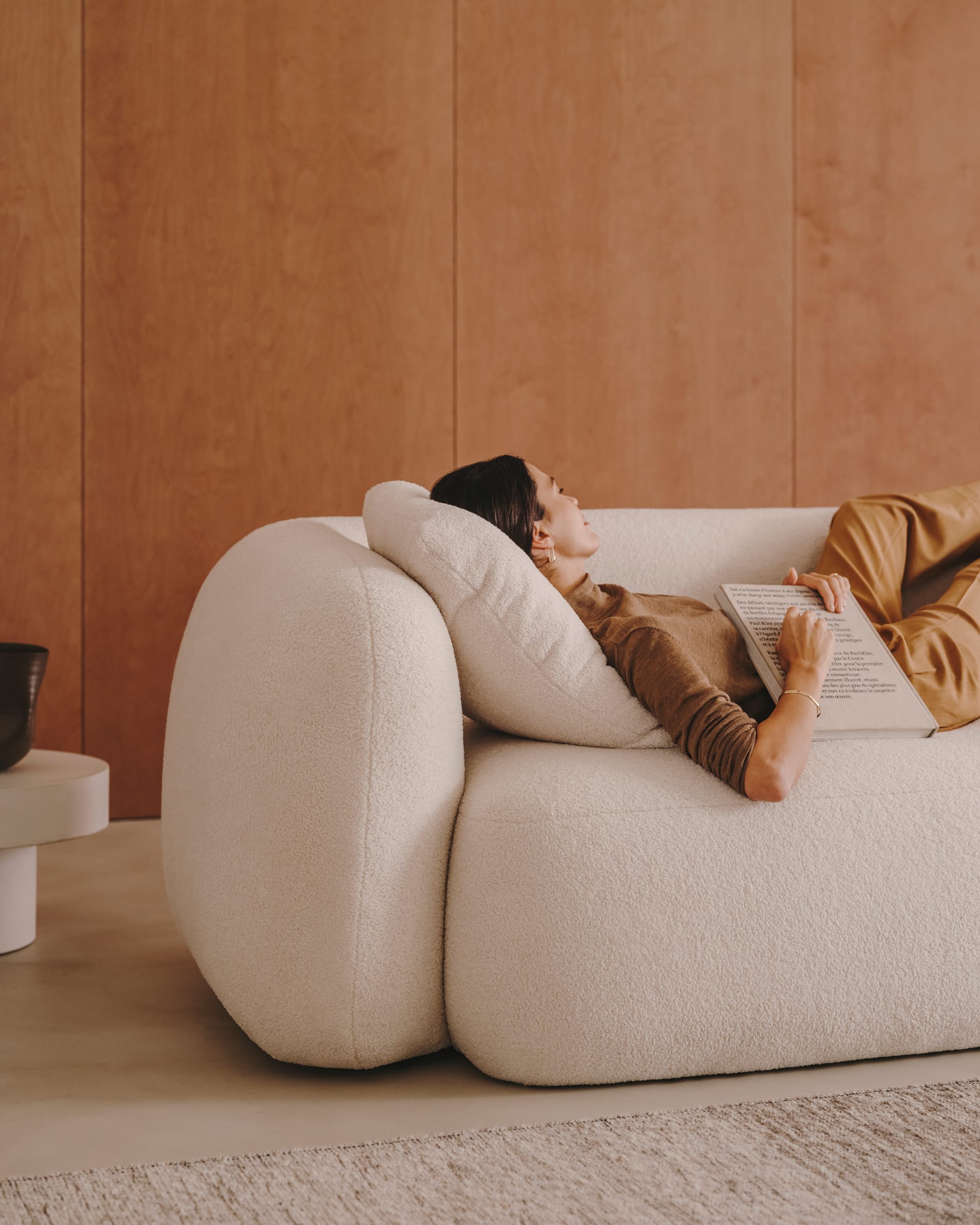 Martina háromszemélyes kanapé krémfehér boucléban, 246 cm