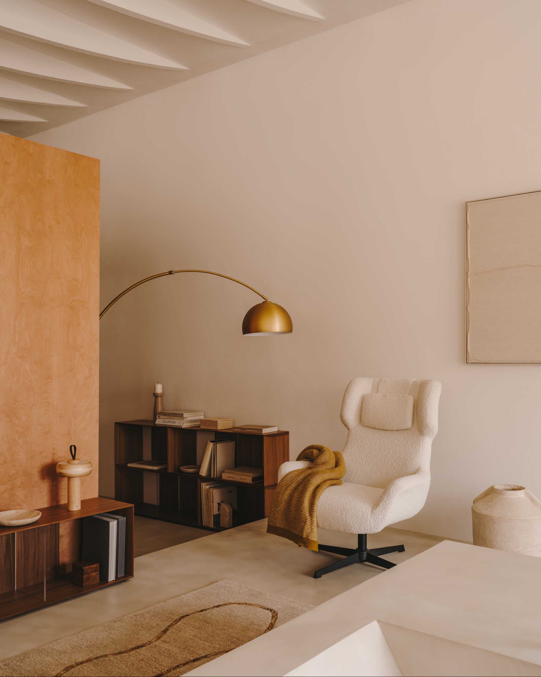 Madali metal floor lamp with brass and white marble finish