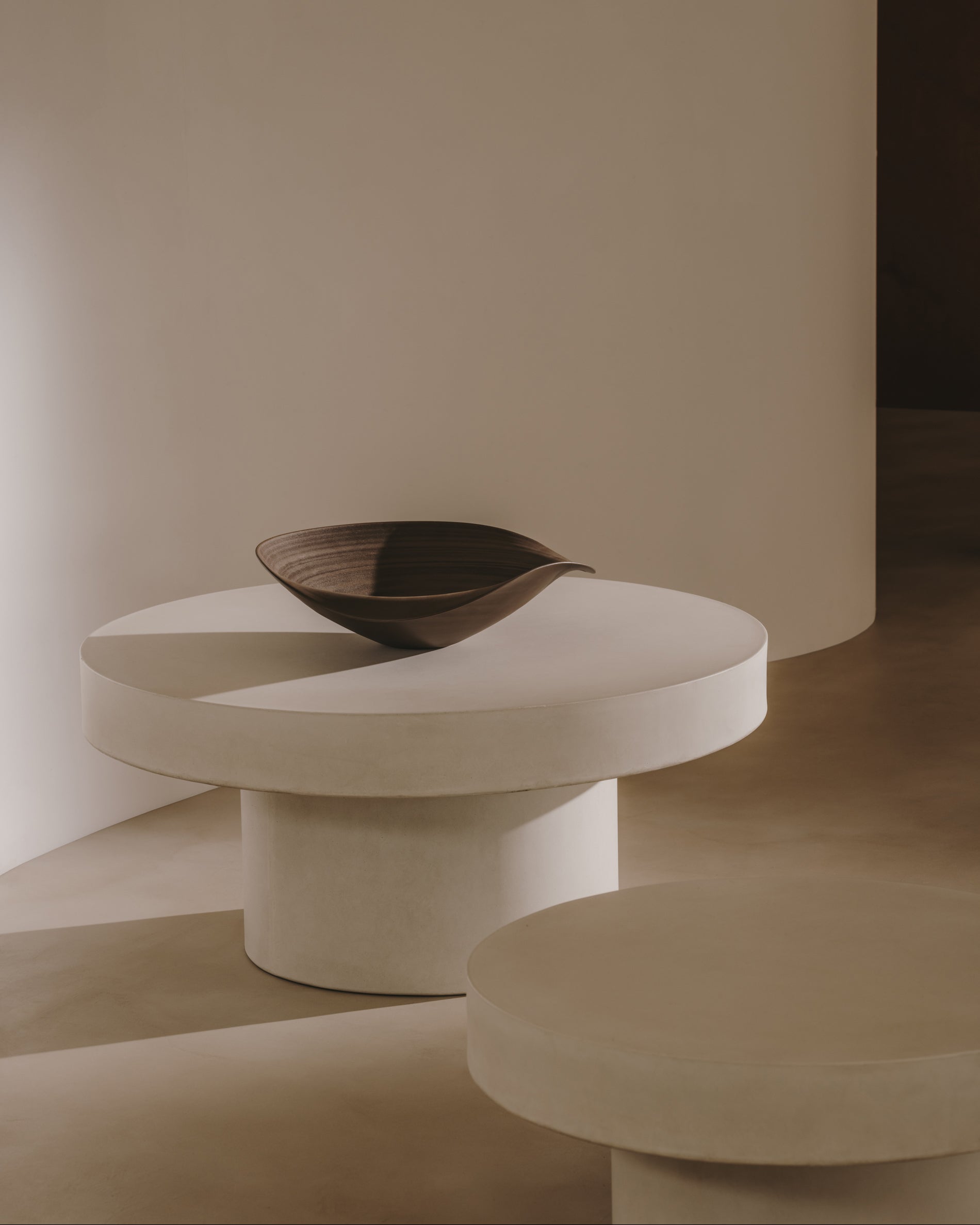 Aiguablava round coffee table in white cement, Ø 90 cm - Lifestyle