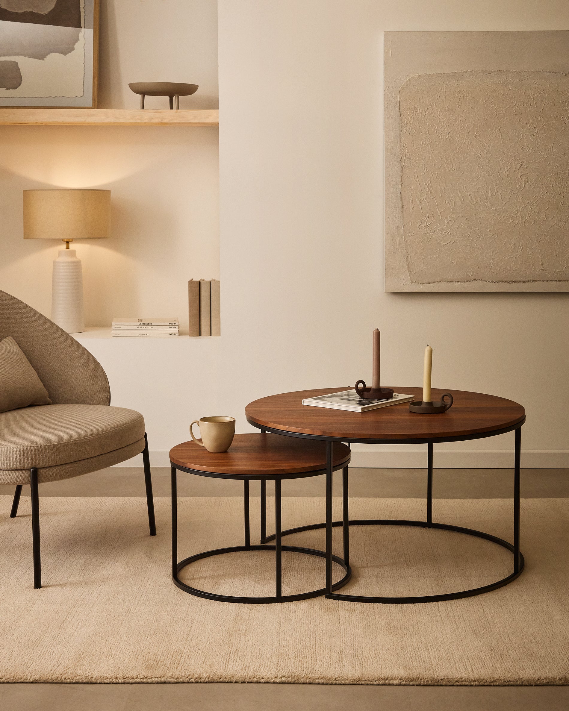 Yoana set of 2 nesting side tables with walnut veneer and black metal, Ø 80 cm / Ø 50 cm - Lifestyle