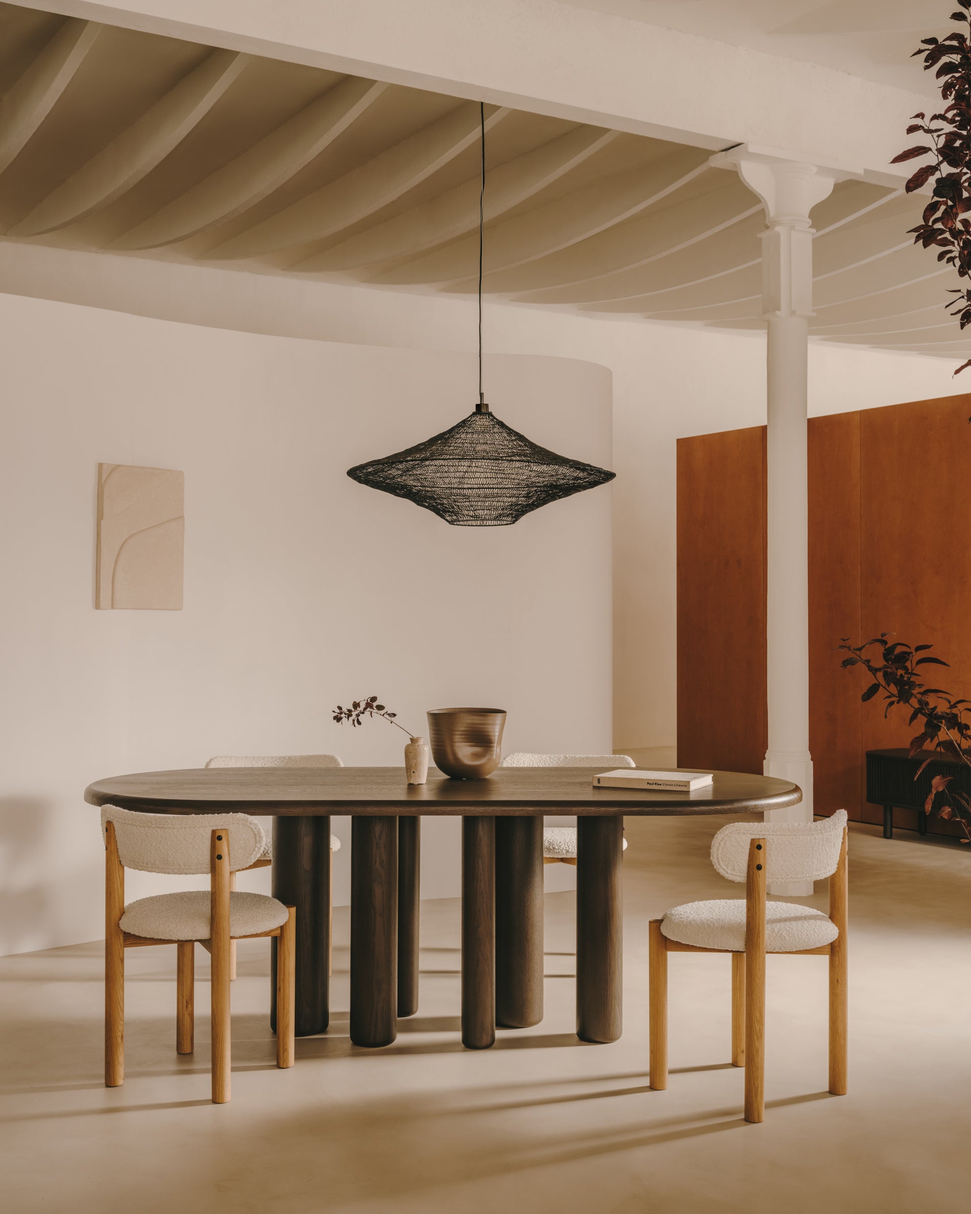 Mailen oval table in ash wood veneer with dark finish, Ø 220 x 105 cm - Lifestyle